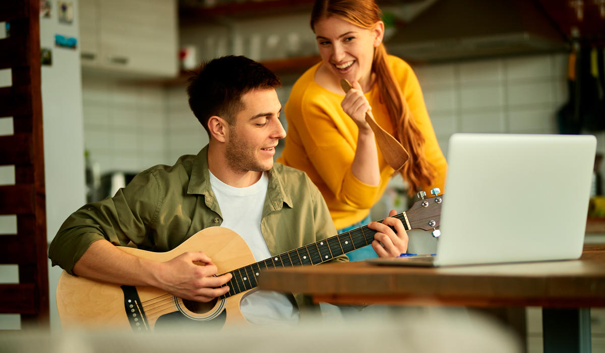 Se encuentran disponibles varios modelos de afinadores diseñados específicamente para guitarras