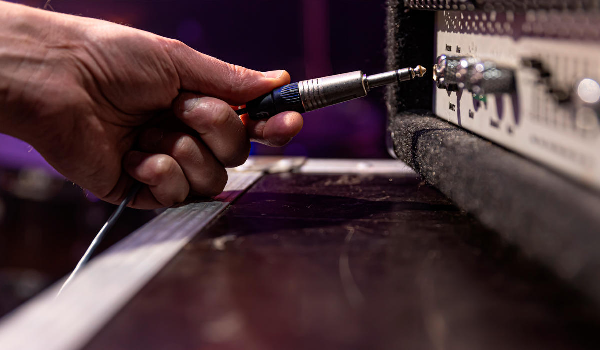 Al estudiar guitarra, es recomendable priorizar la inversión en un buen amplificador desde el principio