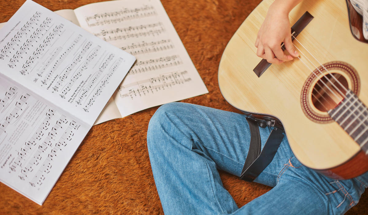 En sitios web como wikiHow, hallarás tutoriales detallados y consejos prácticos sobre los fundamentos de la guitarra, incluyendo la identificación de notas básicas.
