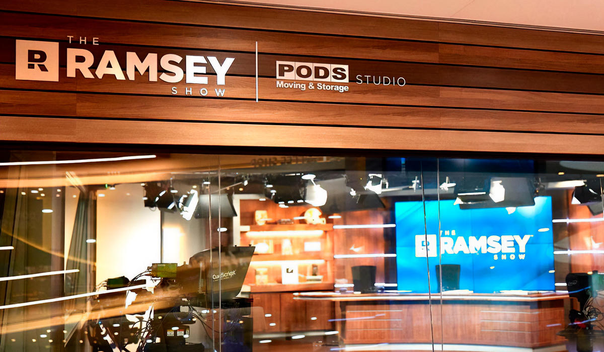 Cada episodio de "The Dave Ramsey Show" presenta entrevistas con expertos del campo y debates profundos sobre los temas económicos más relevantes.
