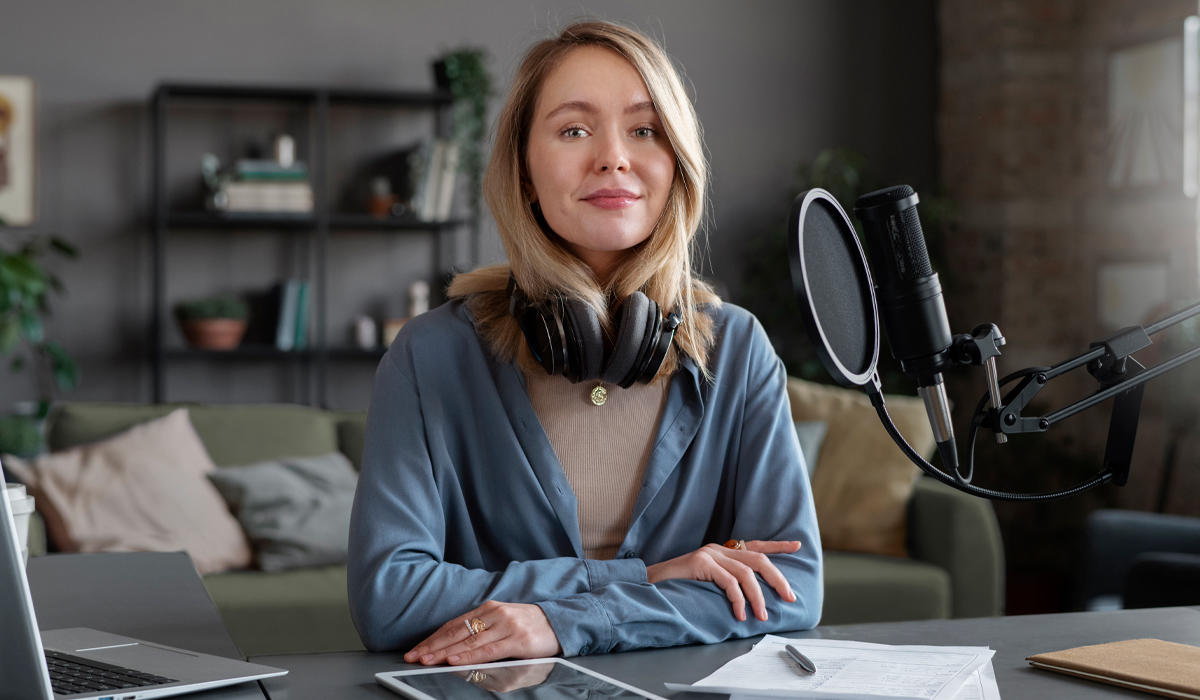 Además de descubrir podcasts de economía en inglés, no solo ampliamos nuestra comprensión de los conceptos financieros y económicos, sino que también tenemos la oportunidad de mejorar nuestras habilidades en el idioma inglés.