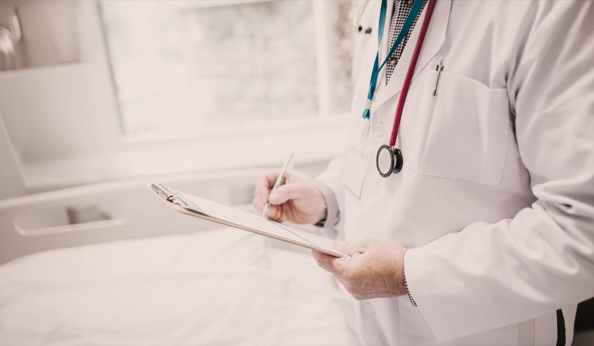 El Juramento Hipocrático, un documento fundamental en la ética médica, forma parte de la antigua colección de tratados atribuidos a Hipócrates.