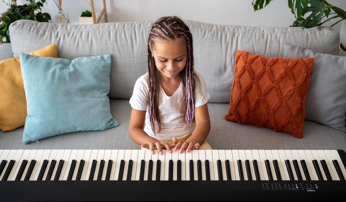 Si quieres que tus hijos se inicien en el piano, es importante elegir canciones que sean atractivas y fáciles de aprender.