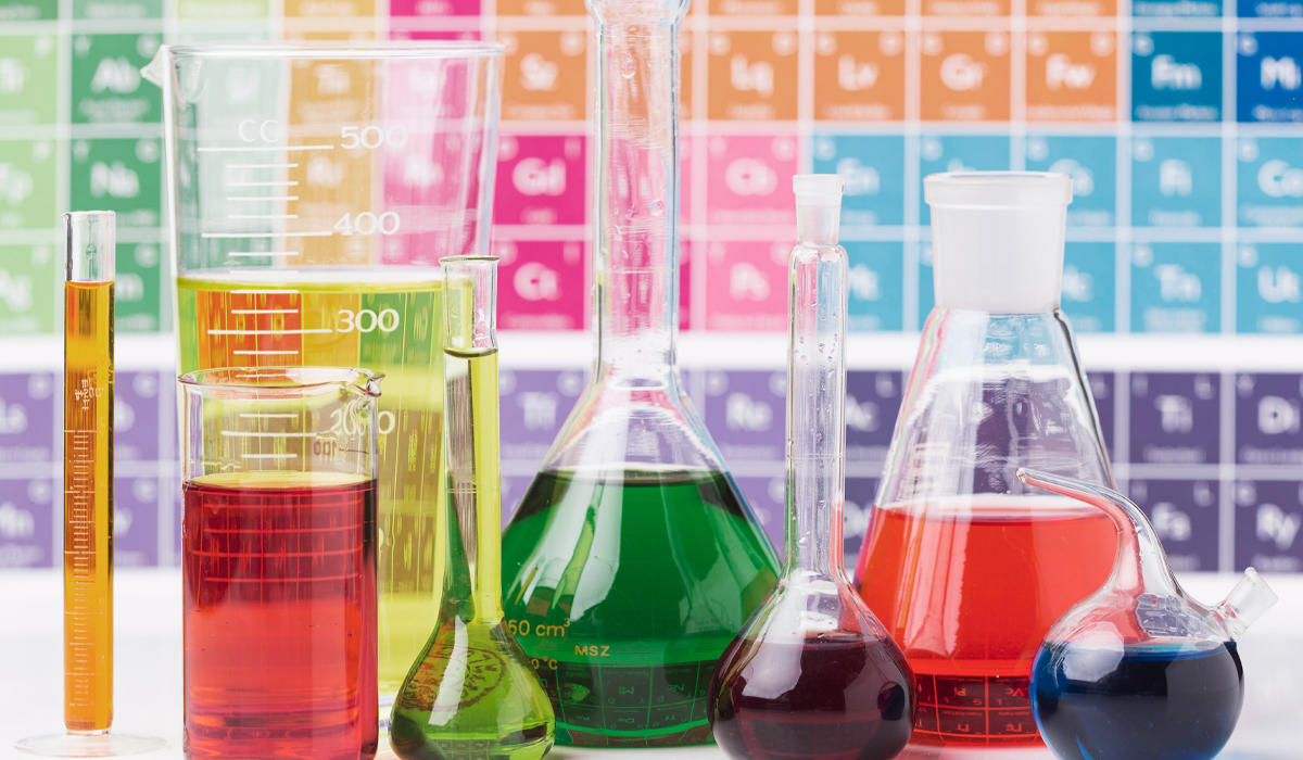 Los grupos de la tabla periódica son como familias extendidas de elementos que comparten características químicas similares