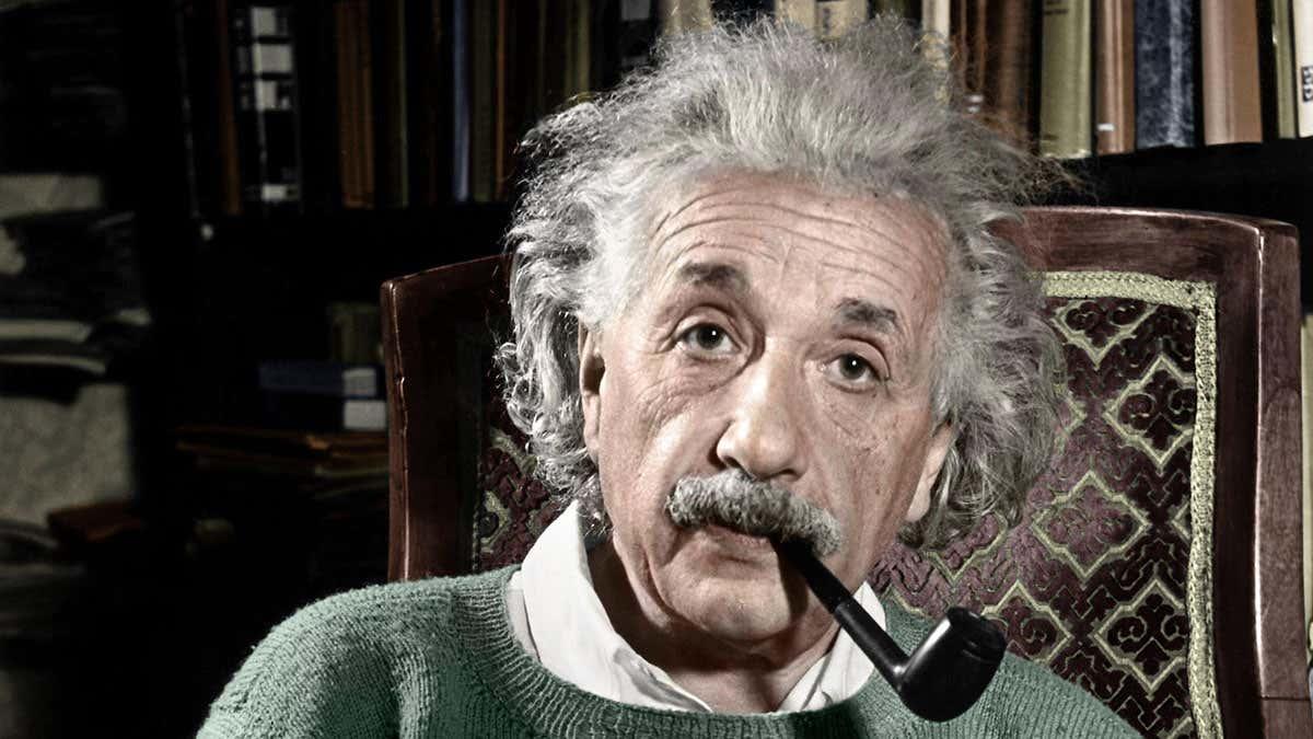 Albert Einstein, mirando de frente con una pipa en la boca.