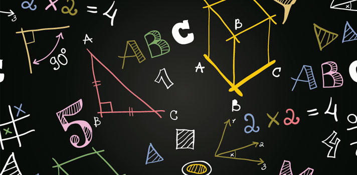 Formas geométricas, letras y ecuaciones, escritas en una pizarra negra.