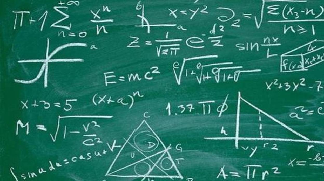 Ecuaciones matemáticas escritas en una pizarra azul.