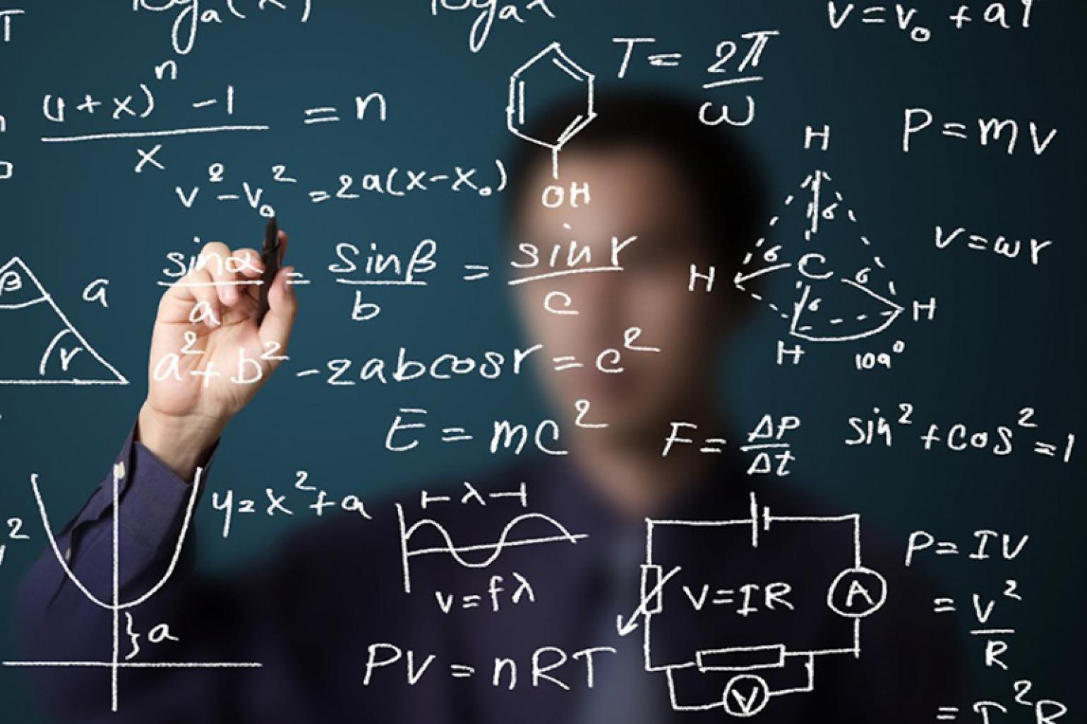 Chico escribiendo en un vidrio, formulas matematica