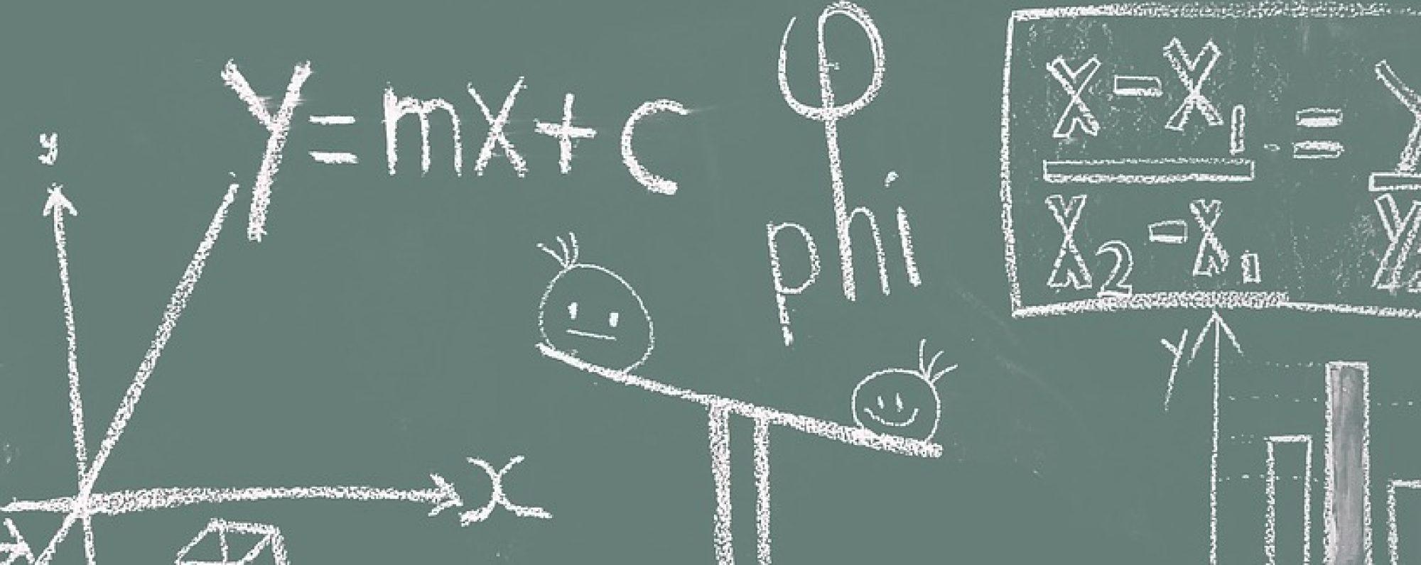 Problemas matemáticos, sencillos, escritos en una pizarra verde.