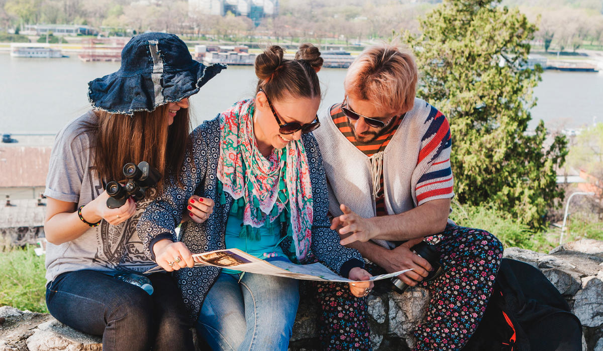 Una manera adicional de aprender inglés es sumergirse en una estancia lingüística o un viaje turístico