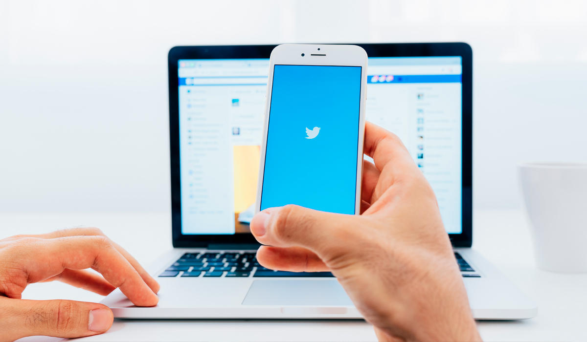 Twitter es una plataforma de microblogging que permite a los usuarios publicar mensajes breves, conocidos como tweets