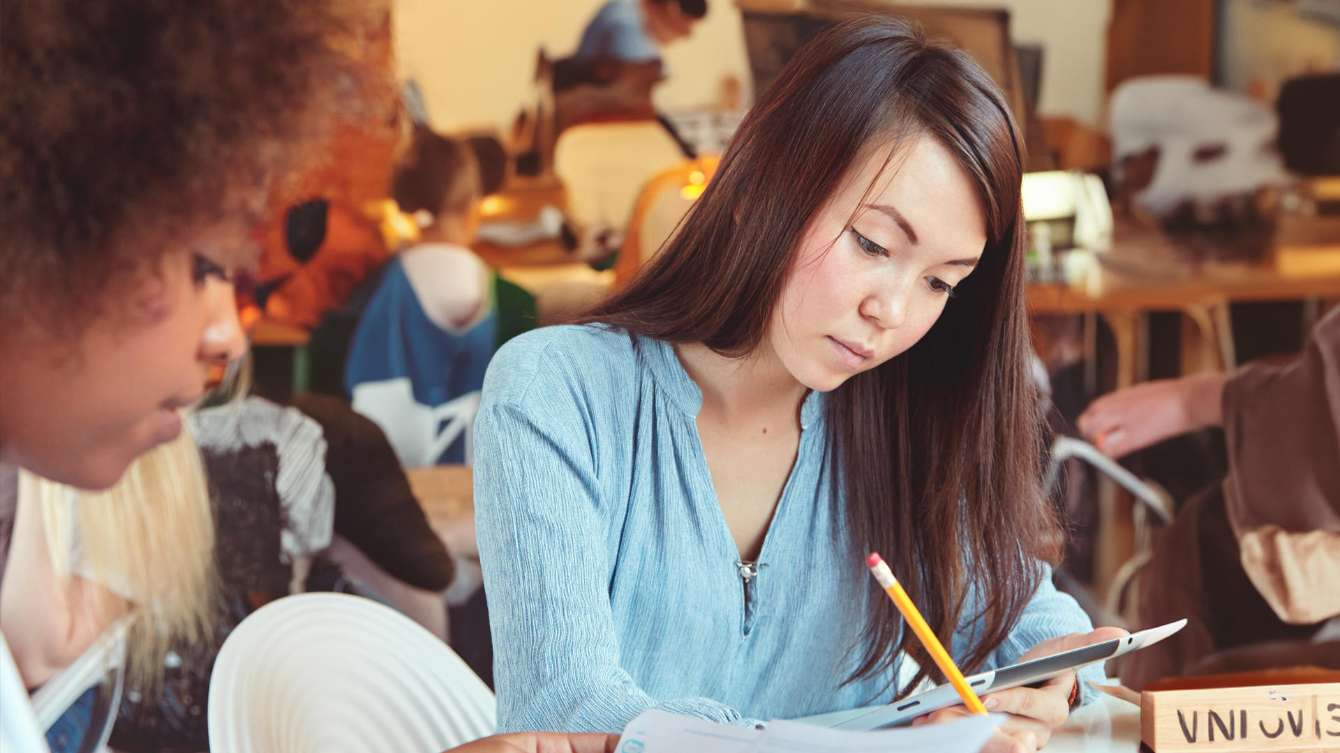 Además de las academias, también existen numerosas clases de chino mandarín que se imparten en universidades, colegios y centros culturales. 
