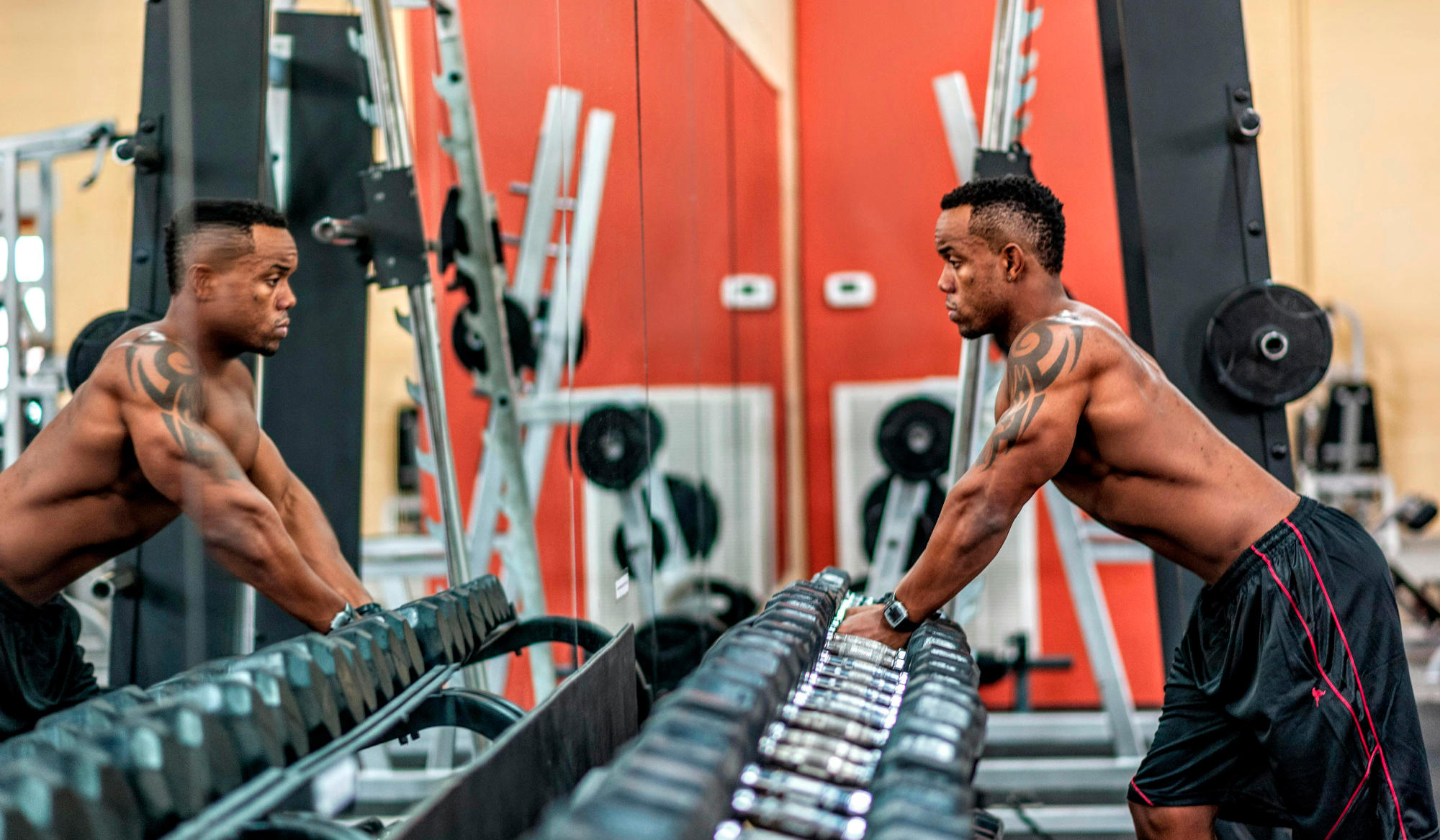 Gymshark es más conocido por su línea de ropa deportiva que por sus gym.