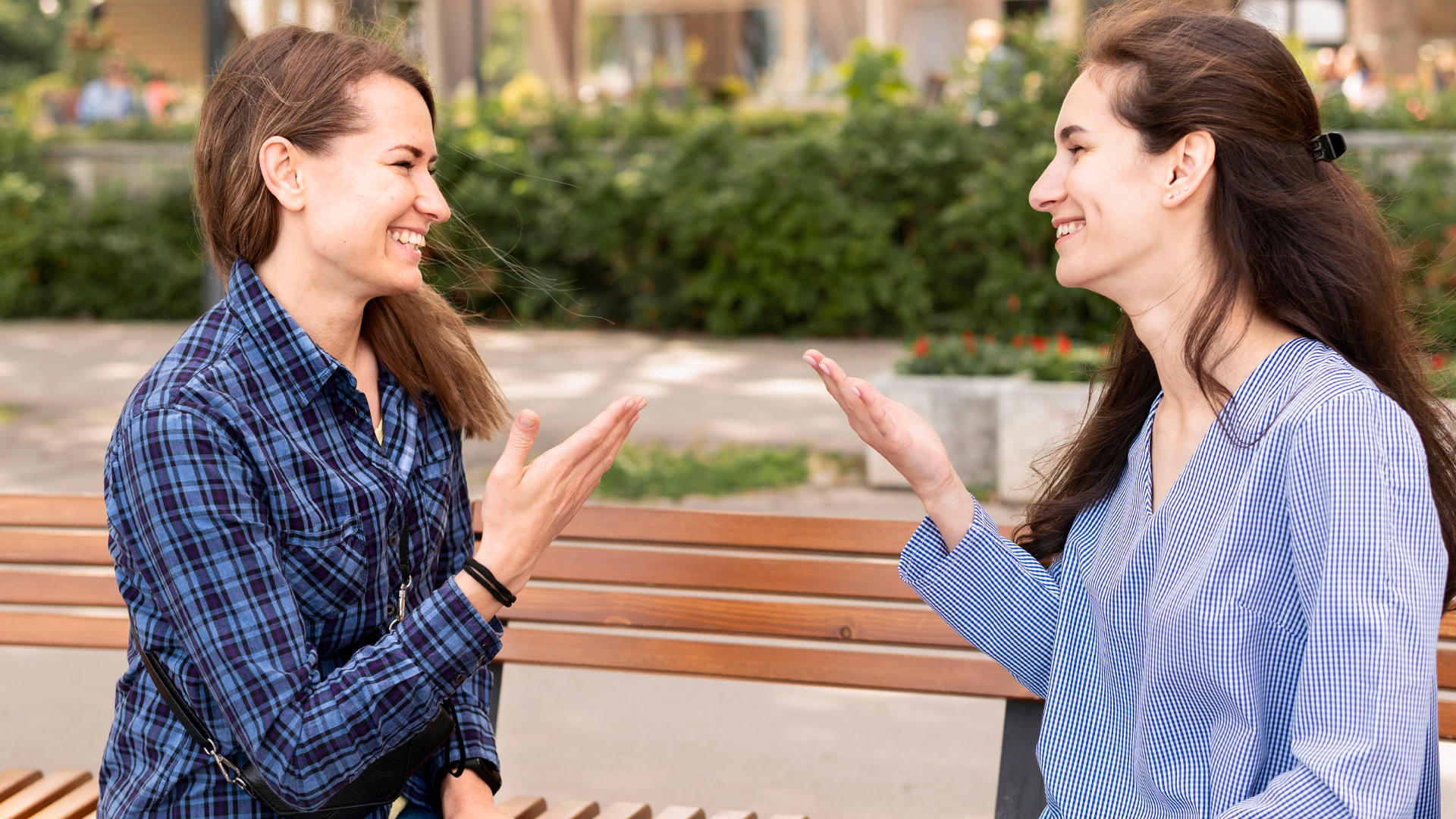 Tenemos el lenguaje verbal, que es el que usamos para hablar y escribir, pero también el lenguaje no verbal, que se expresa a través de gestos, expresiones faciales y señales corporales. 