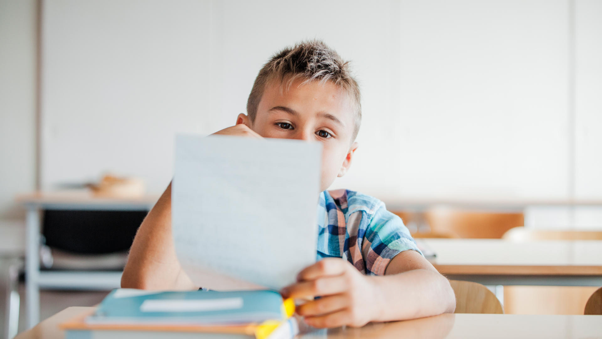 La colaboración entre padres, educadores y profesionales de la salud es esencial para garantizar que los estudiantes con dislexia reciban el apoyo necesario para alcanzar su máximo potencial académico y personal. 