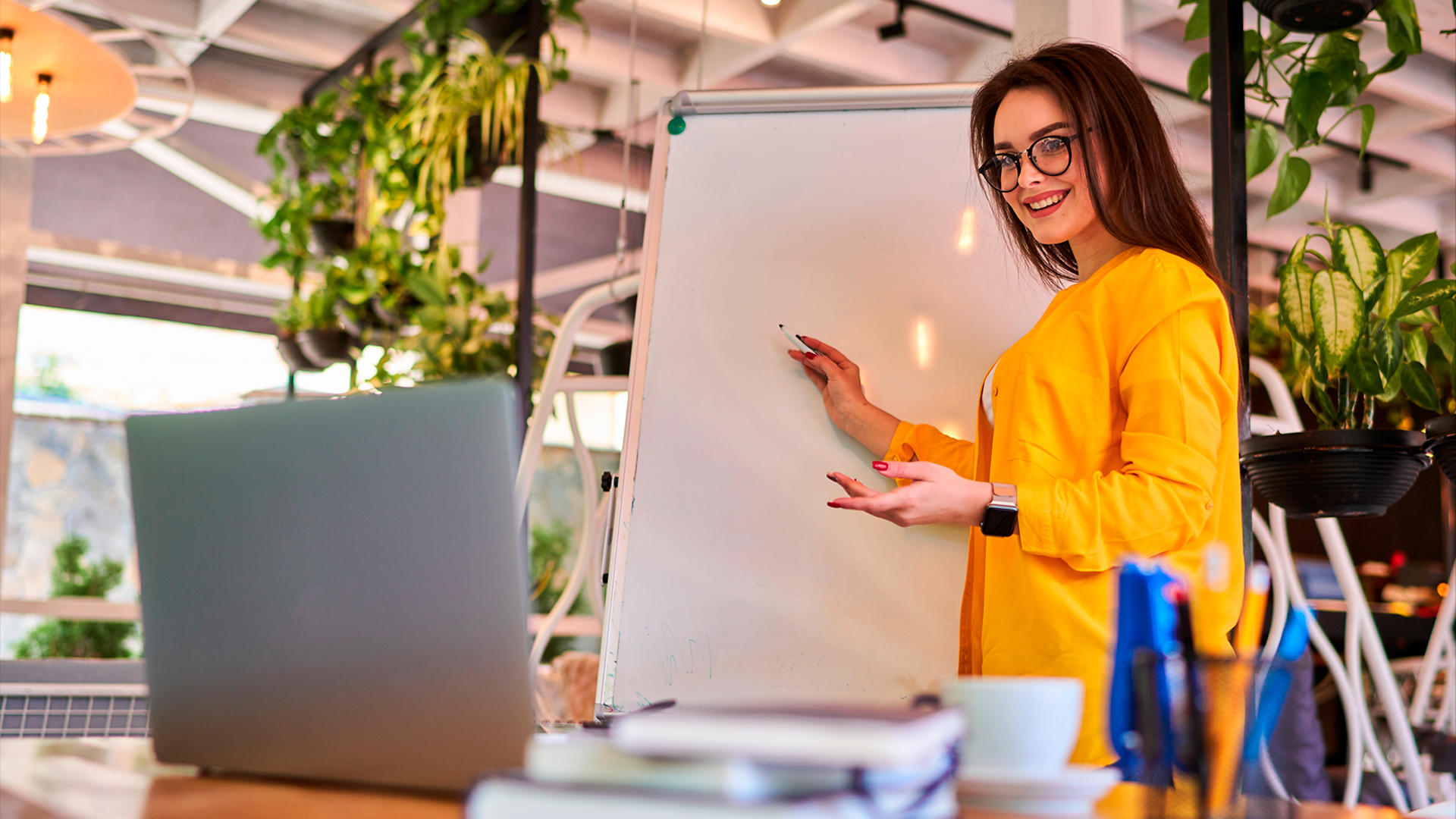 Profesora dando clases virtuales