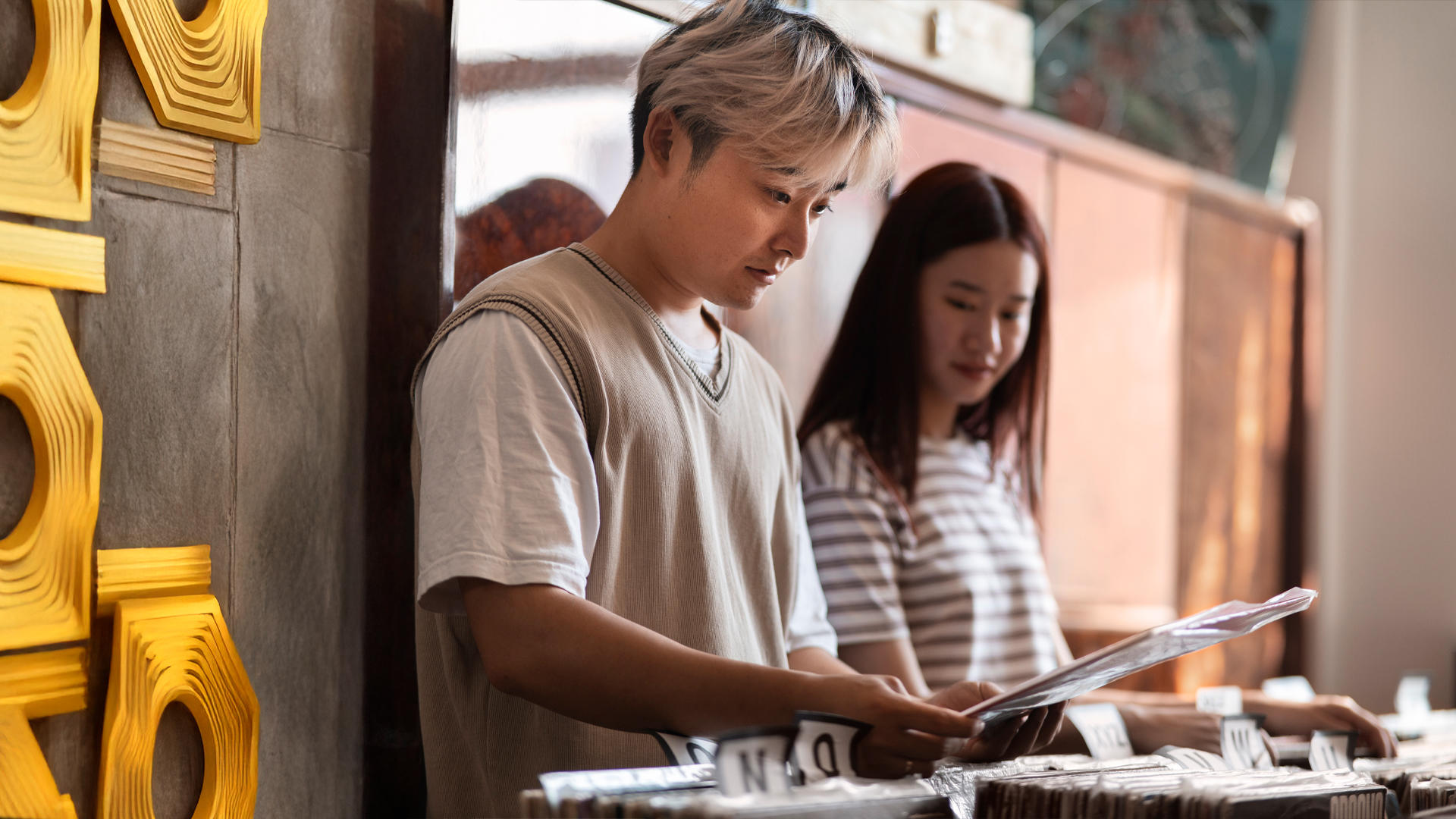 En países como Japón, los Juku (academias privadas) ofrecen servicios de preparación intensiva para pruebas de ingreso a universidades.