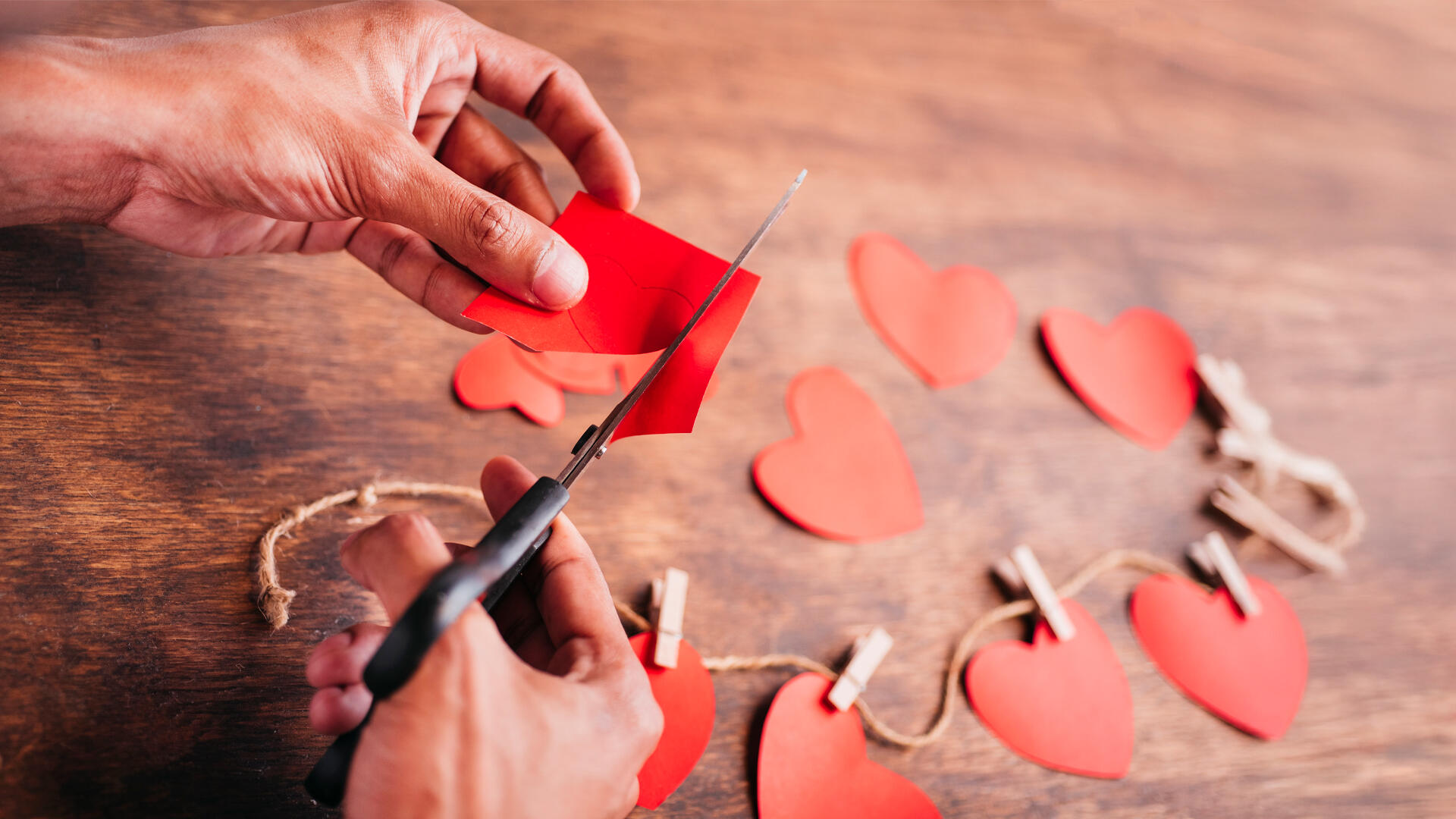 Sencilla cena romántica en casa: decoración de los platos a tema San Valentín.