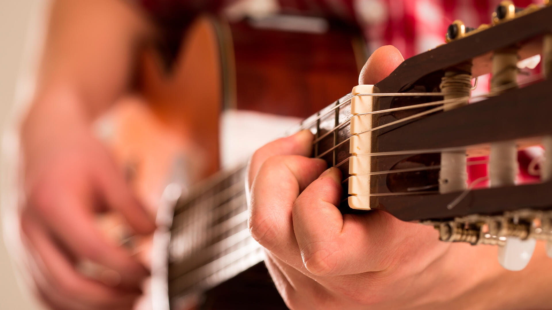 Posiciones orden de cuerdas de guitarra: cómo elegir según tu guitarra y estilo.