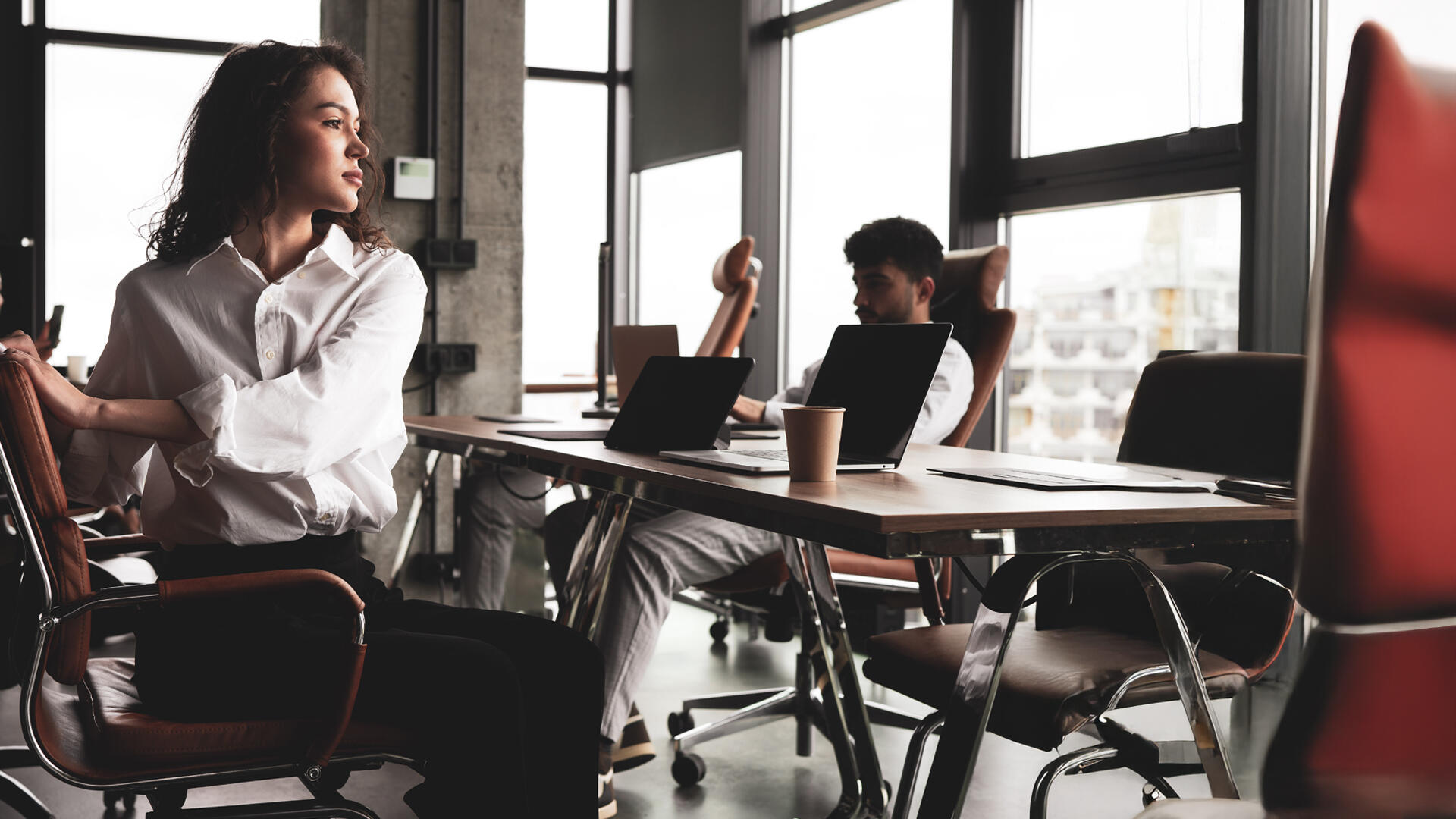 Ejercicios de pausas activas en el trabajo: una herramienta crucial.