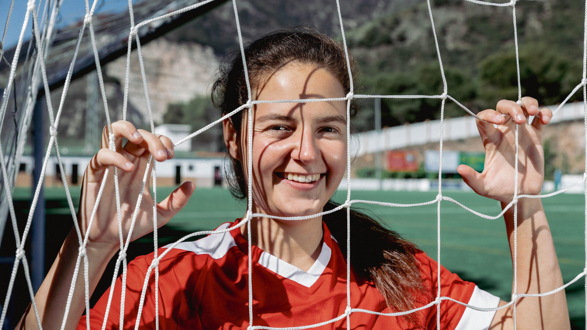 El fútbol es más que un deporte, es una pasión que se vive con cada toque y control del balón.