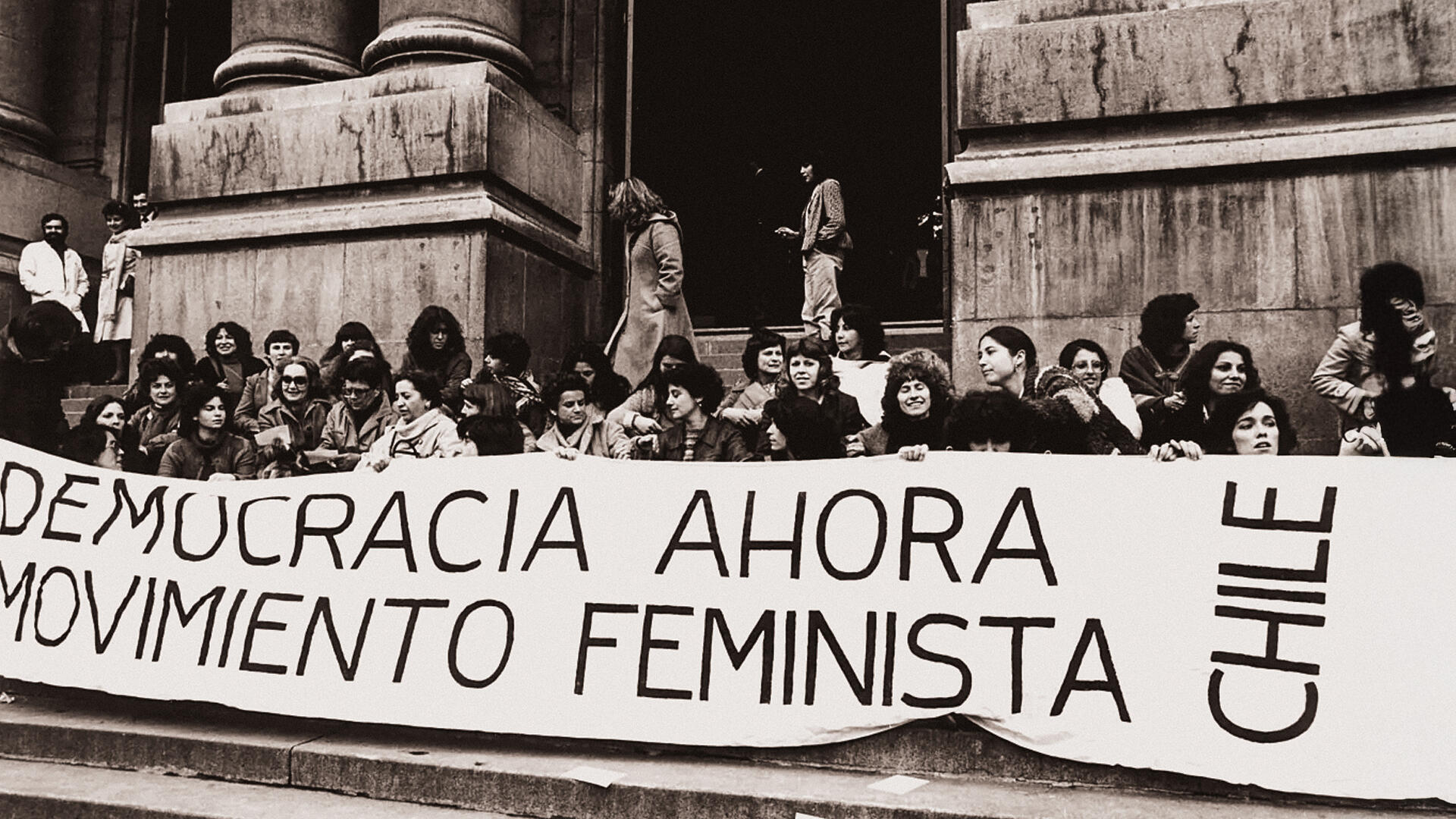 Carteles feministas y su mensaje de lucha.