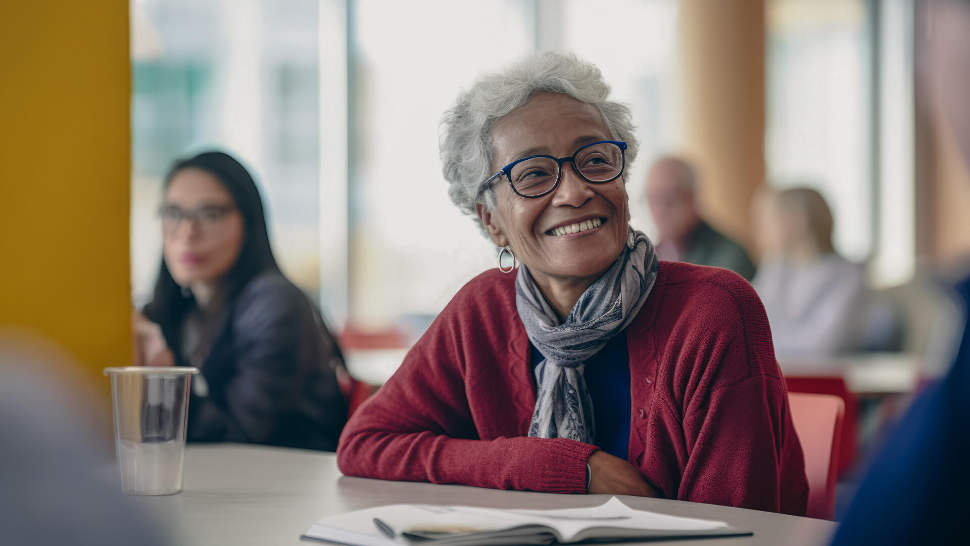 El aprendizaje no tiene edad: oportunidades y beneficios de estudiar para adultos mayores.