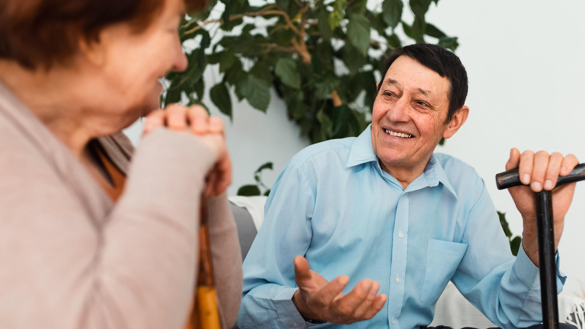 Persona adulta mayor: beneficios de estudiar en la vejez.