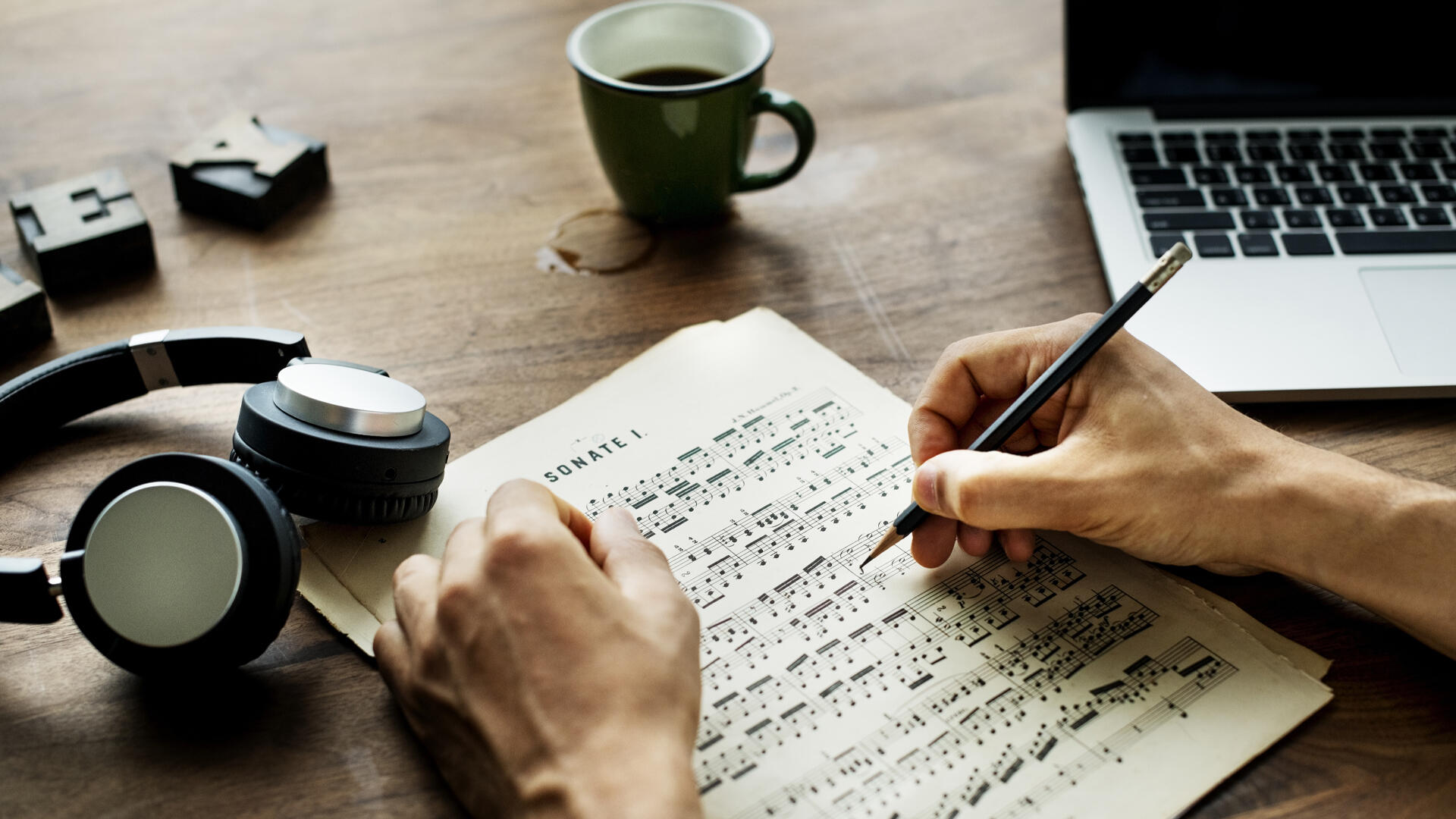 Cómo componer una canción: transforma tus ideas en melodías que conectan.