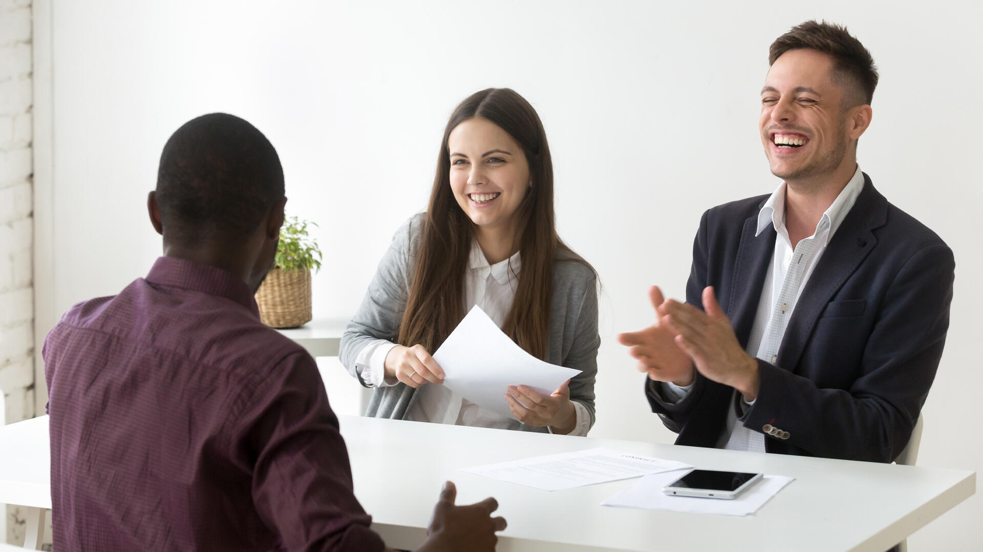 Tips para una entrevista de trabajo exitosa: estrategias para destacar como candidato.