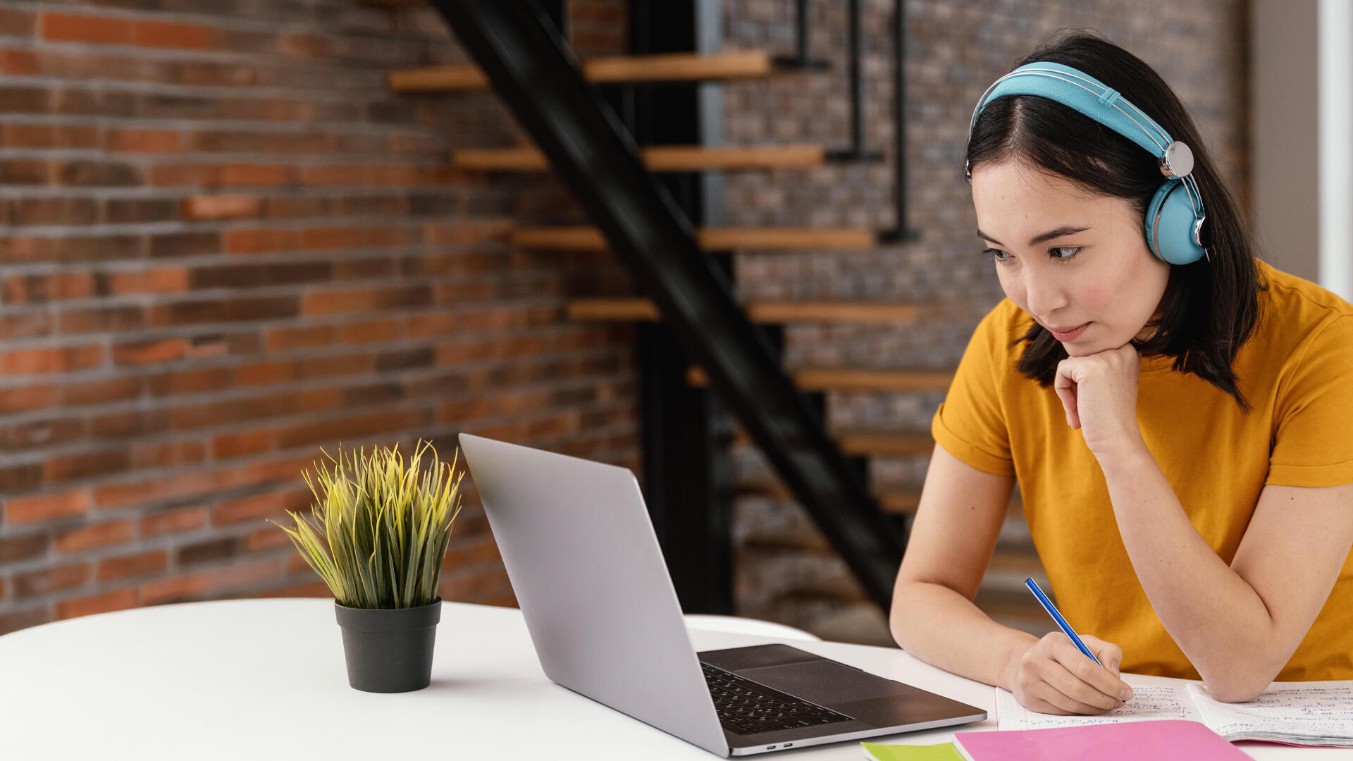 Practica de español: ejercicios, vídeos y diálogos reales.