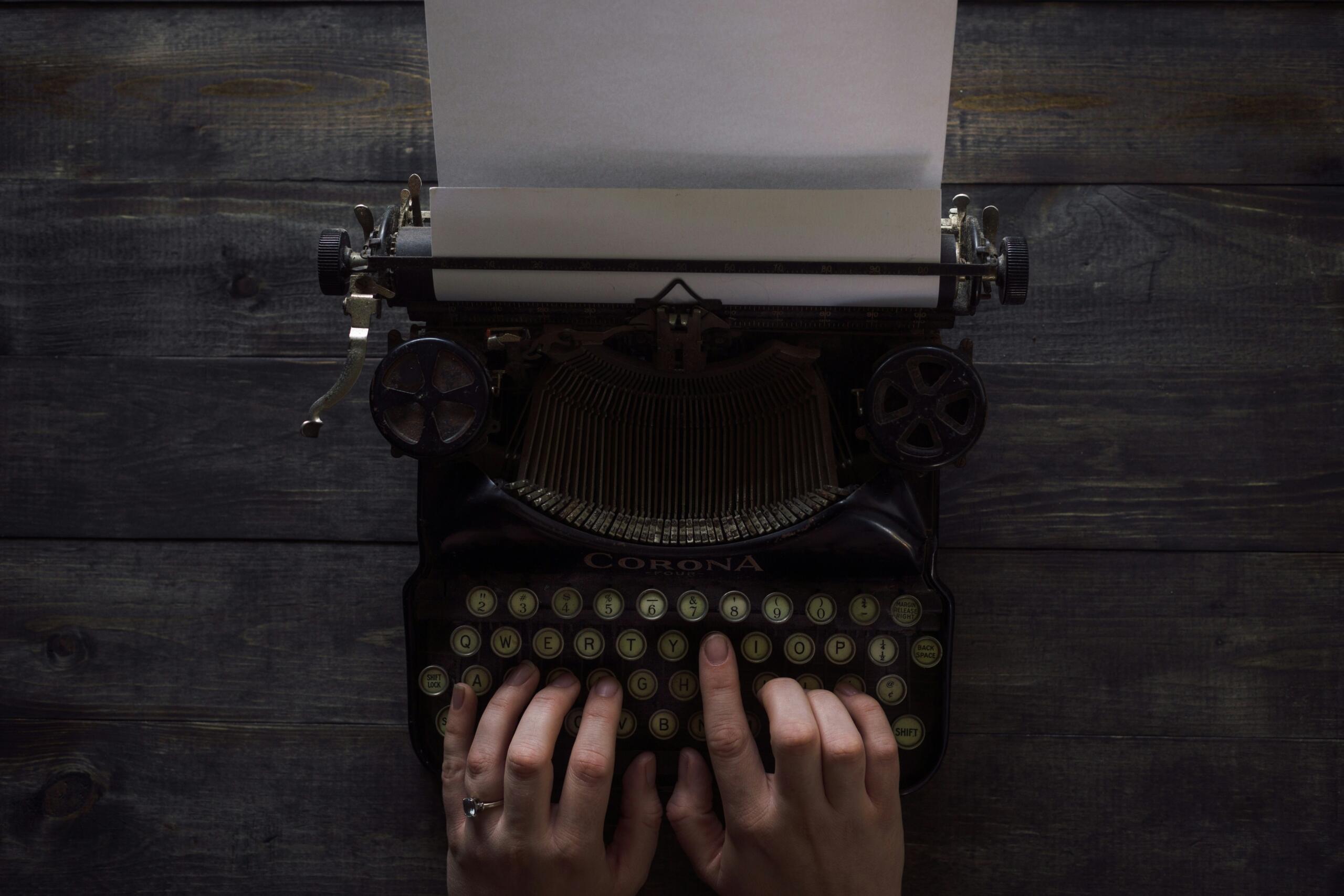 una escritora de novelas escribiendo en una maquina de escribir