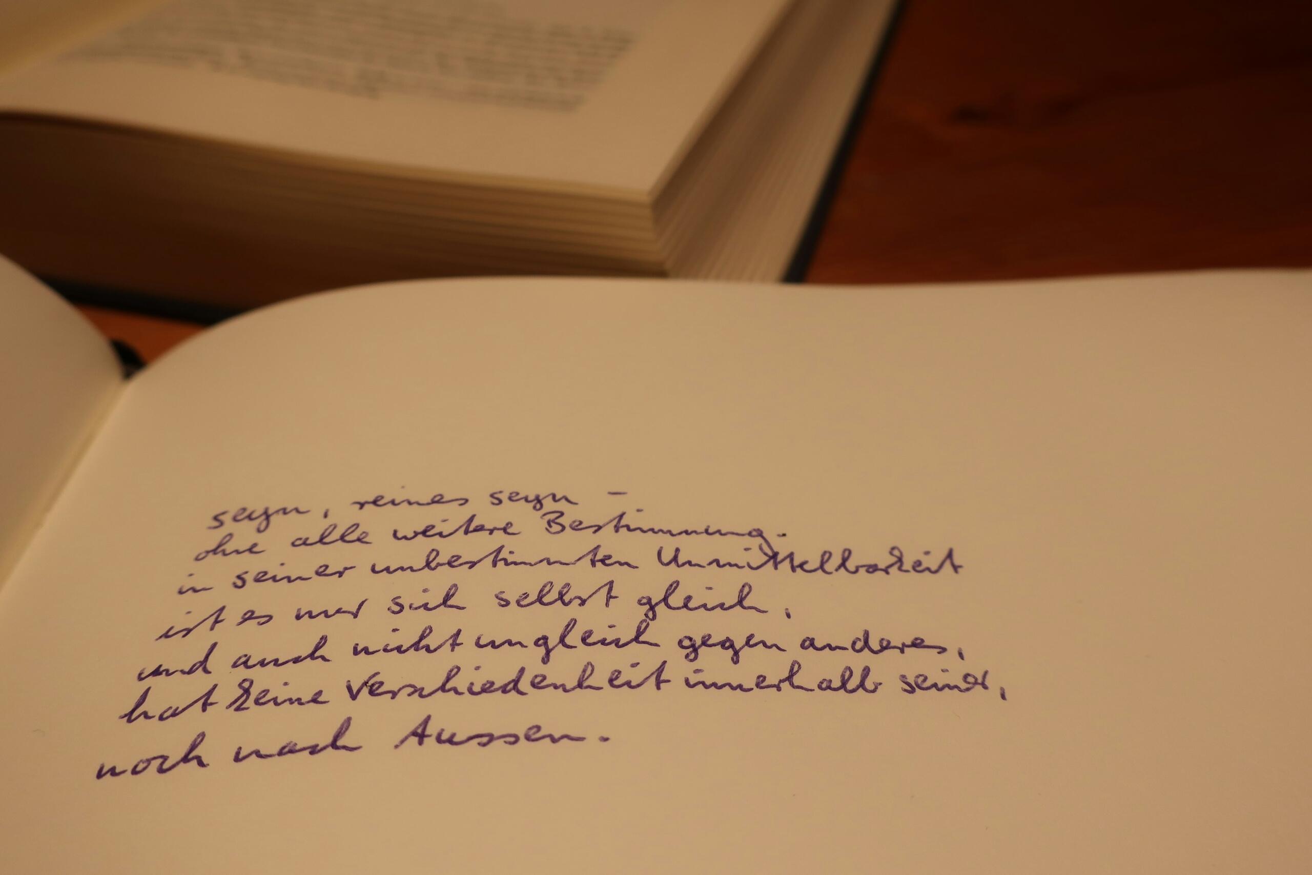 Un manuscrito de poema escrito en una hora en blanco