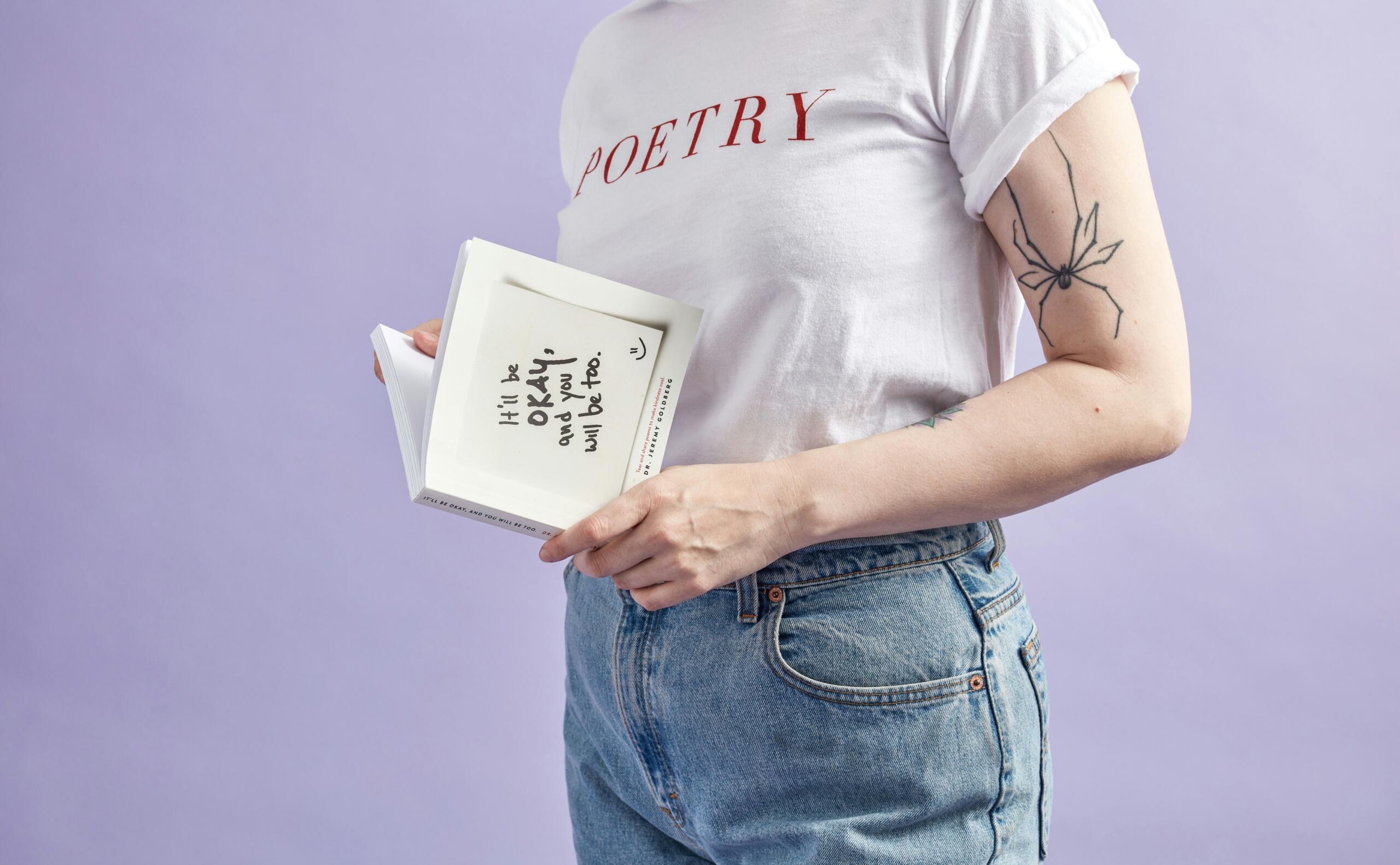 Señorita que tiene en sus manos un poema