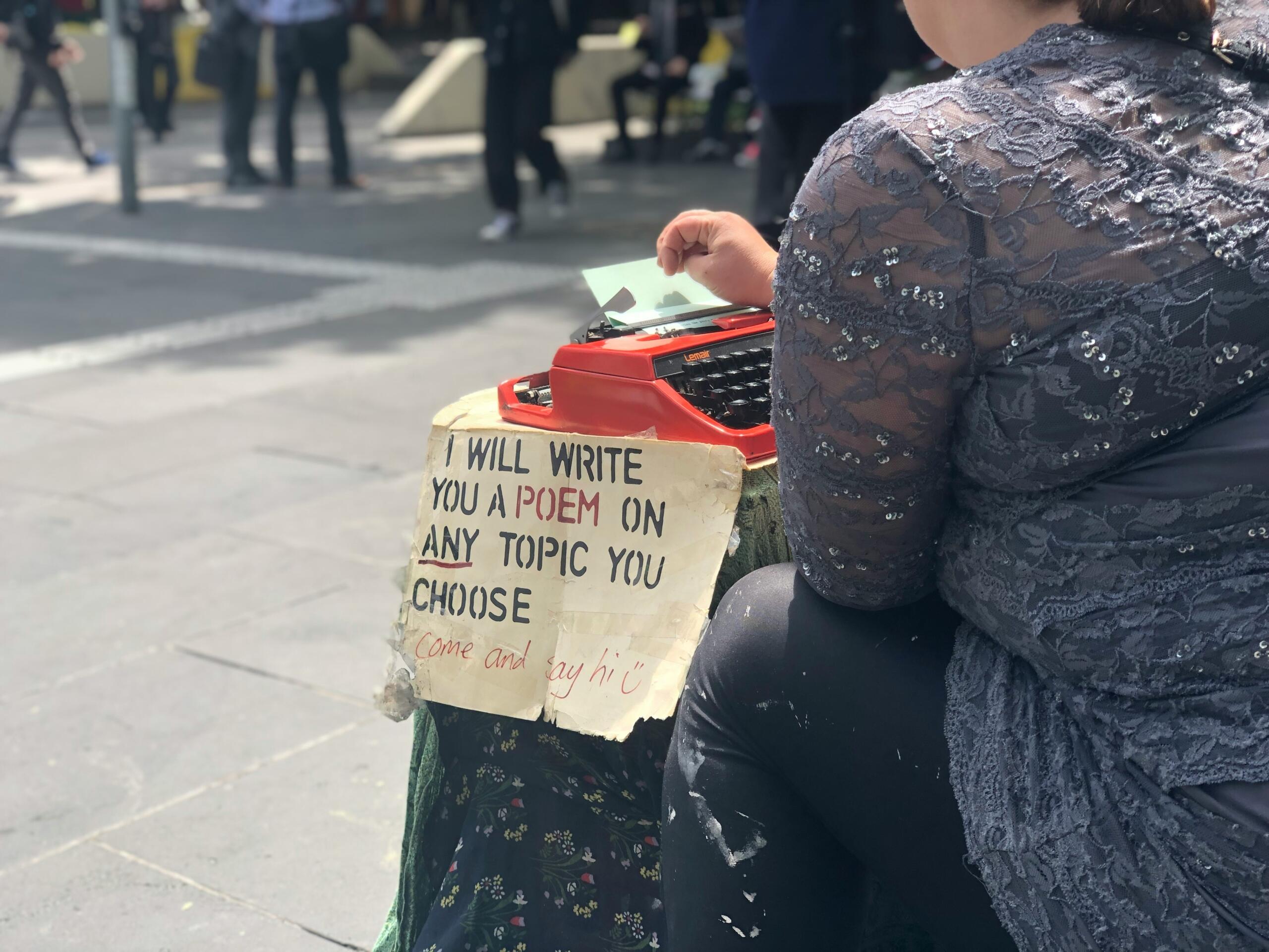 una escritora de poemas que espera escribir poemas con su maquina de escribir
