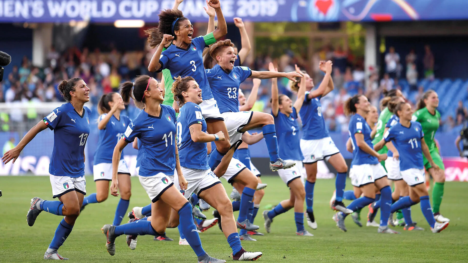Salario futbolistas selección femenina: ejemplos de igualdad y luchas pendientes.