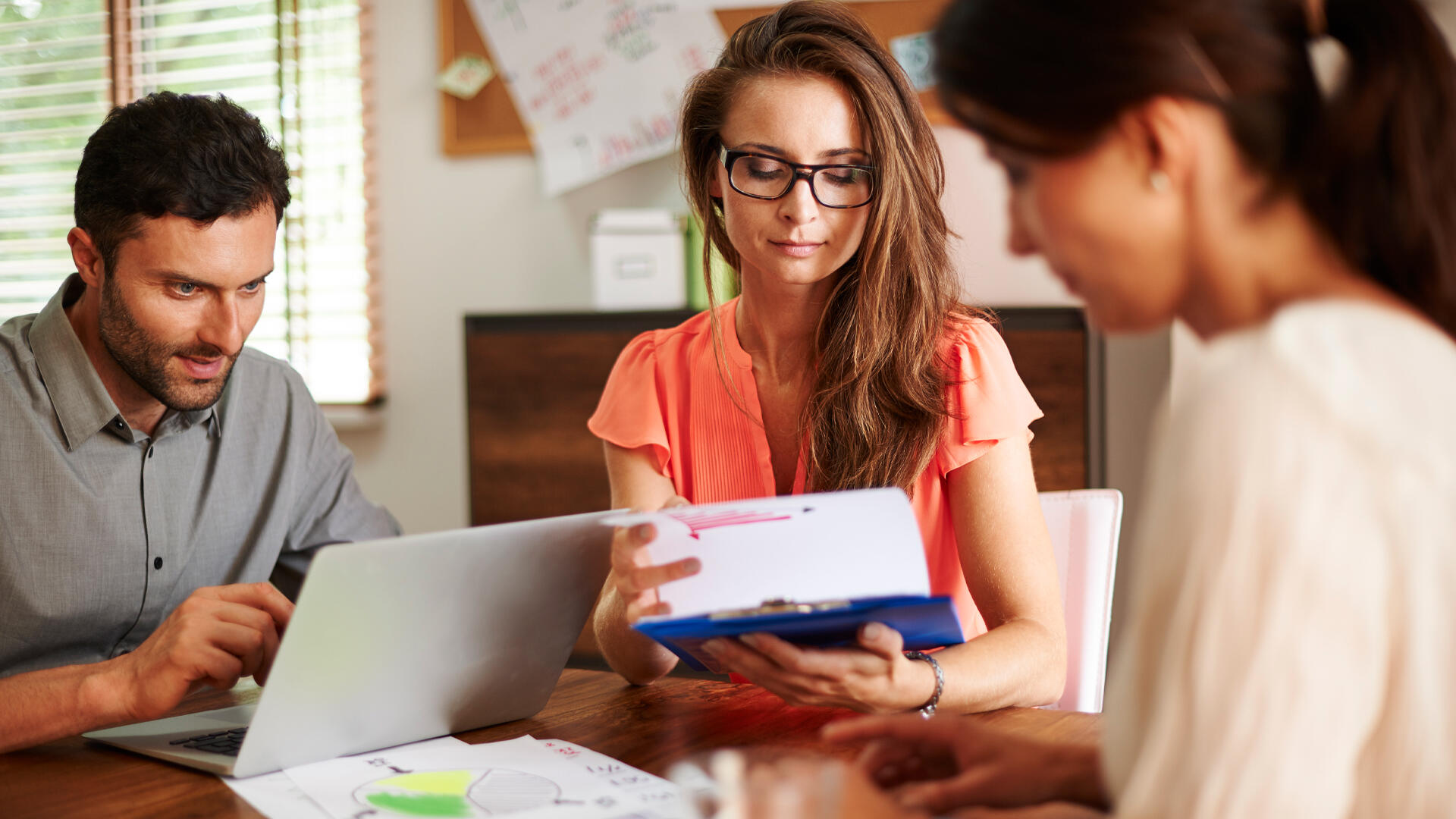 Formulario D-104 Hacienda: cómo realizar tu declaración y calcular el monto del IVA correctamente.