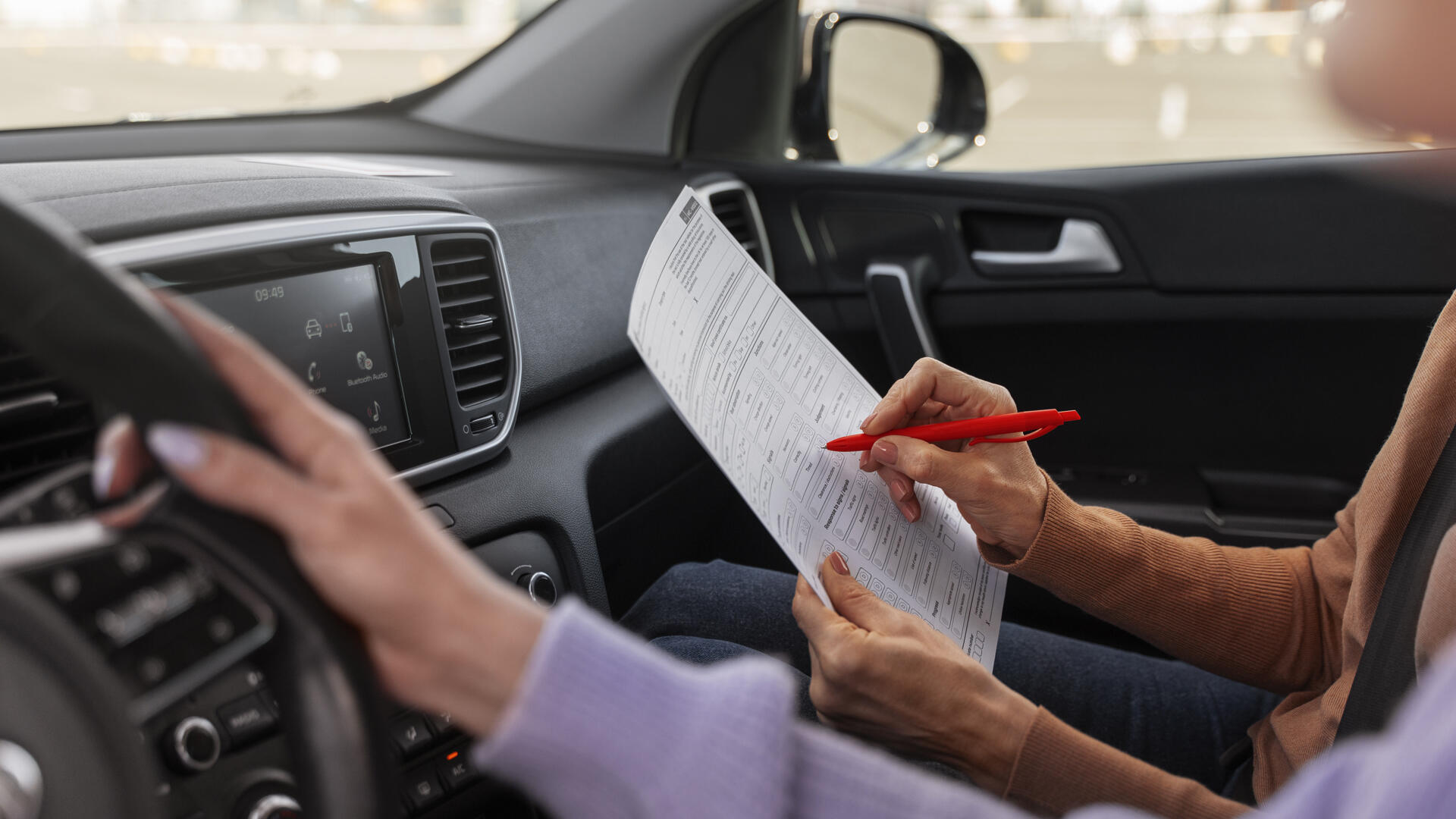 Ejemplos de paquetes y cómo compararlos: elige la mejor escuela de manejo sin pagar de más.