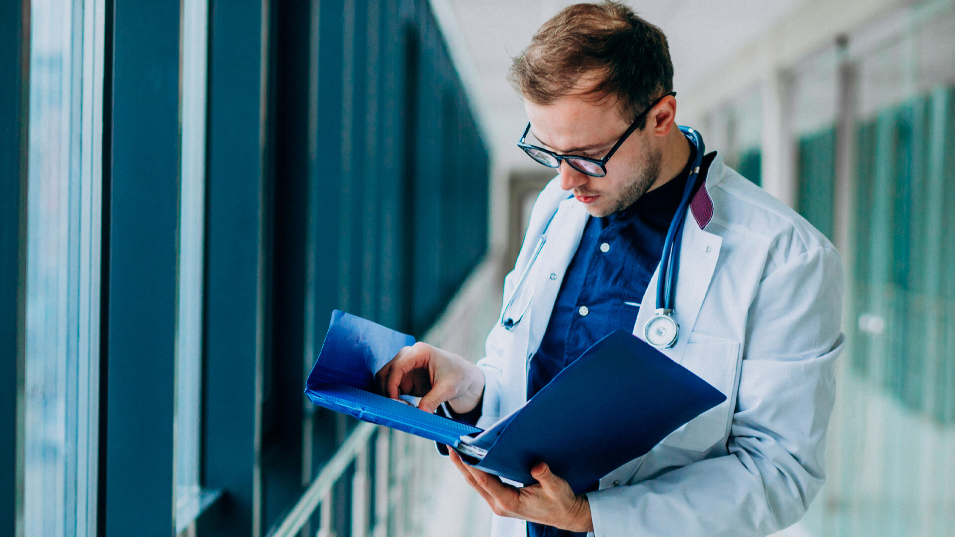 Explora las carreras de medicina: guía 2025-2026 para elegir tu especialidad en Costa Rica.