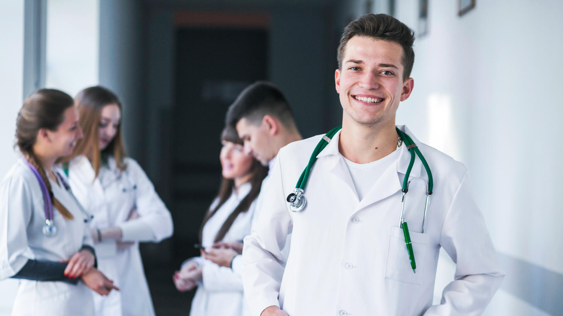 ¿Cuánto gana un médico en Costa Rica? Rangos y factores que influyen.