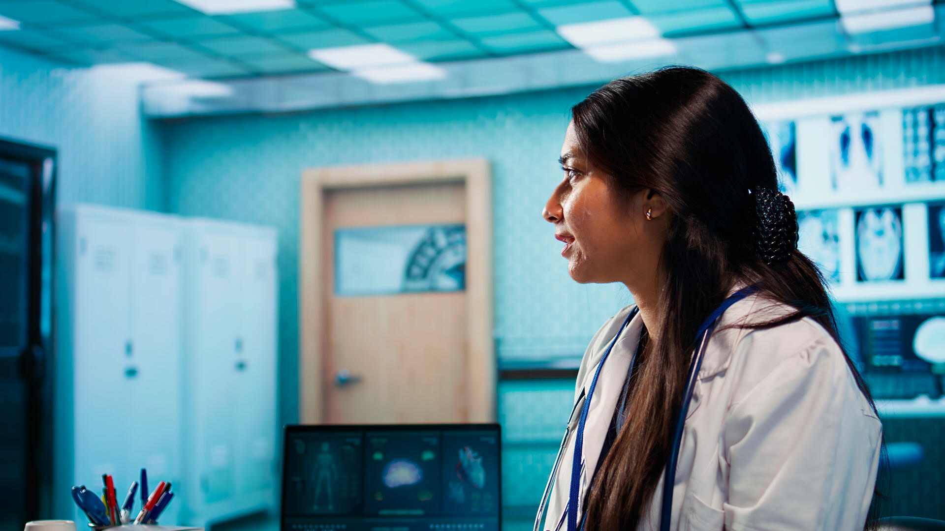 Trabajar en el extranjero como médico costarricense.