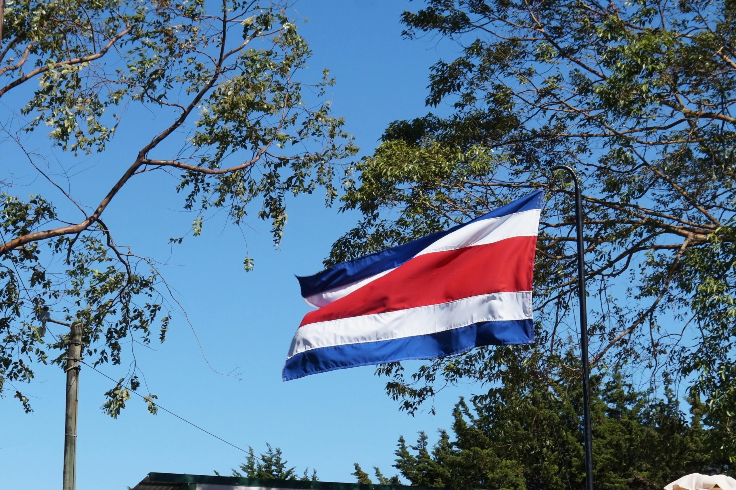 Bandera de Costa Rica de color azul, rojo y blanco.