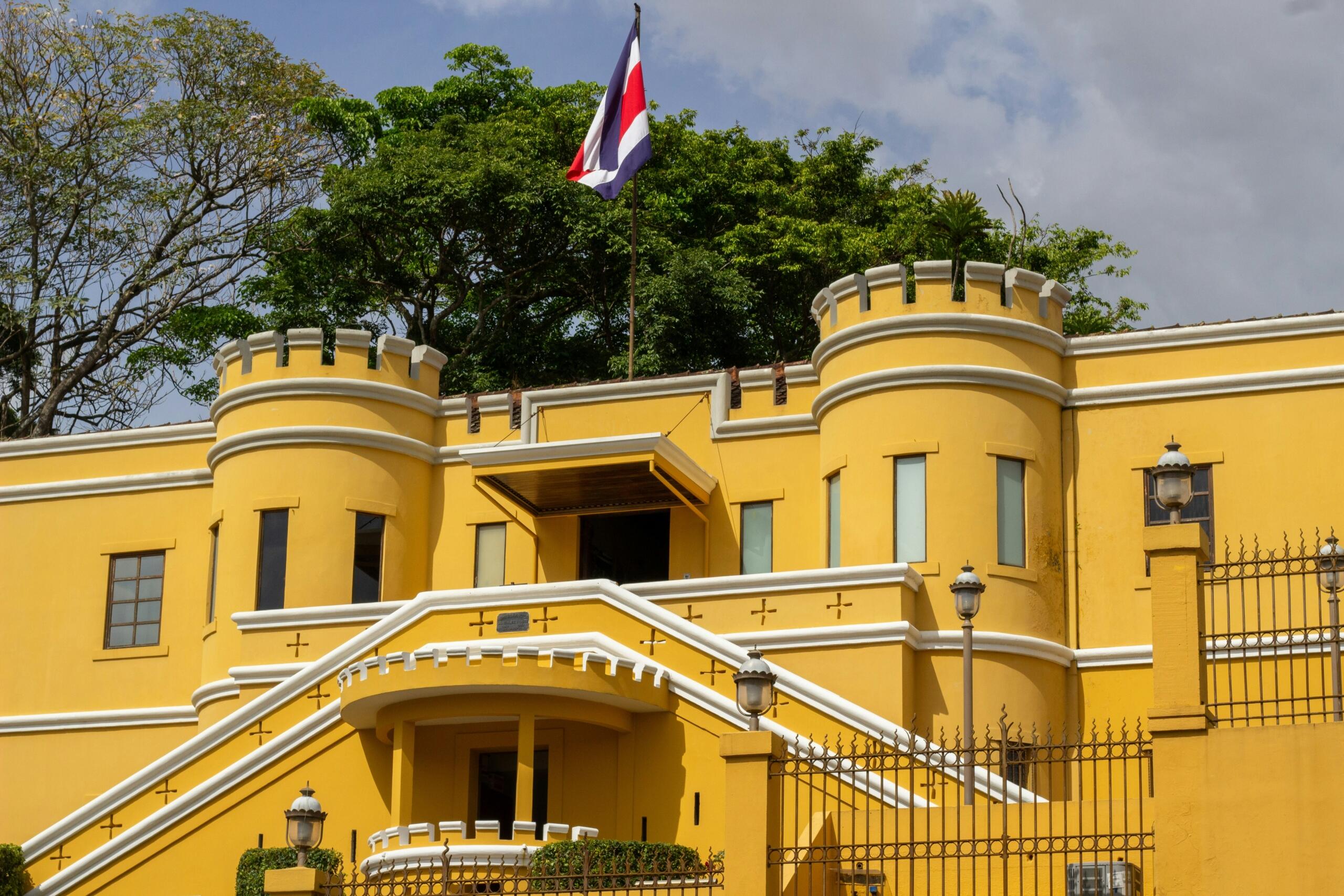Casona amarilla con la bandera de Costa Rica