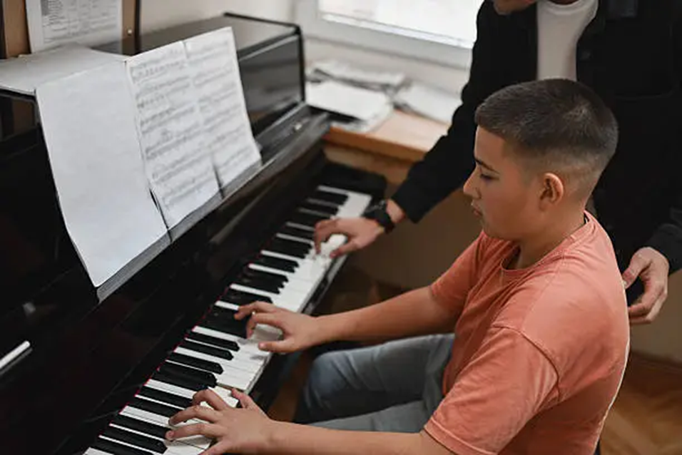 ucit se hrat na klavir