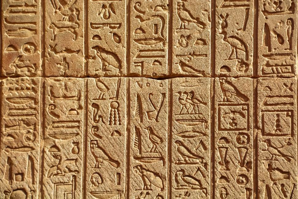 Egyptské hieroglyfické písmo vytesané do kamene
