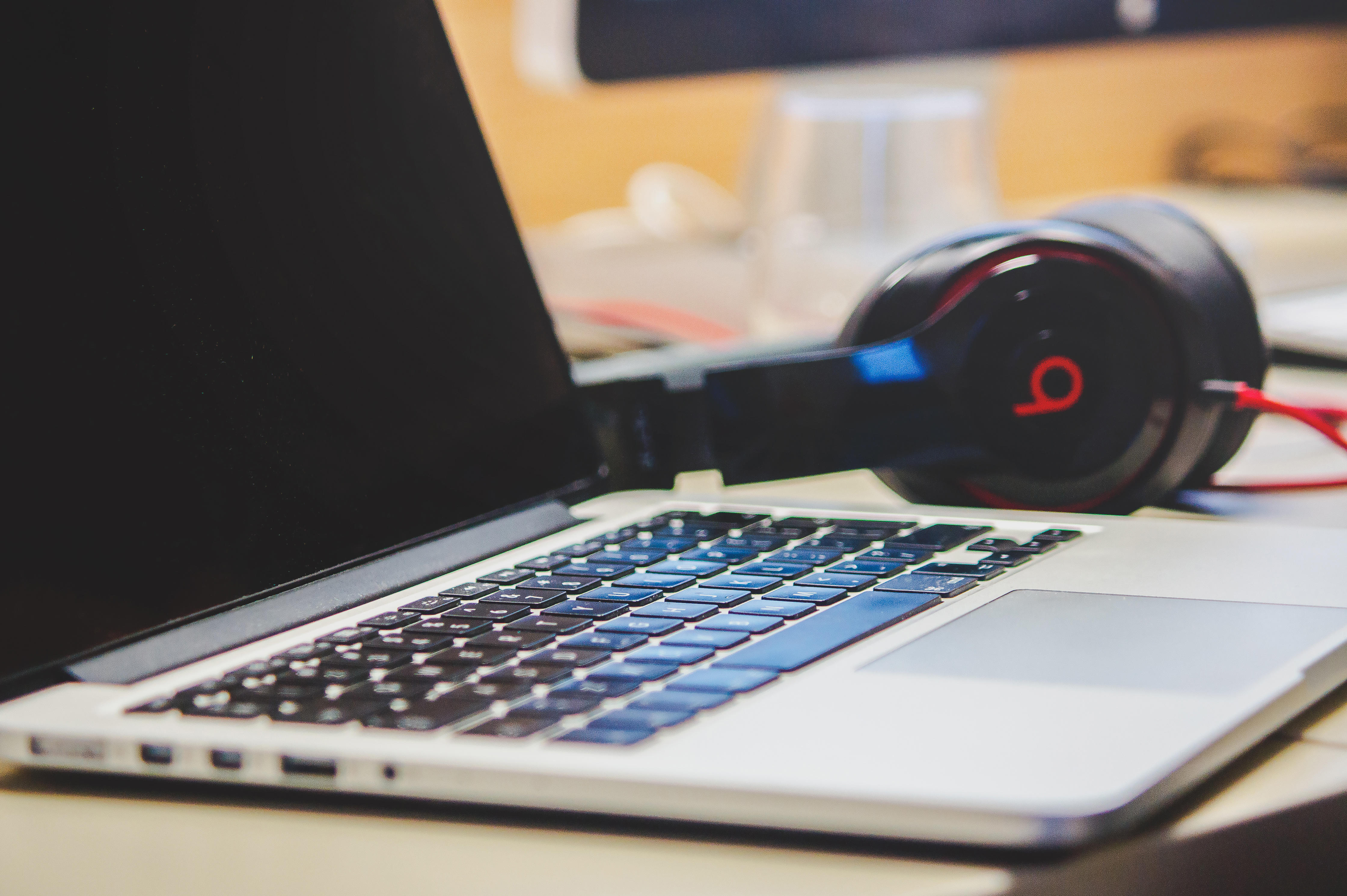 Ein gutes Headset und eine gute Kamera gehören zum Online-Nachhilfeunterricht dazu.