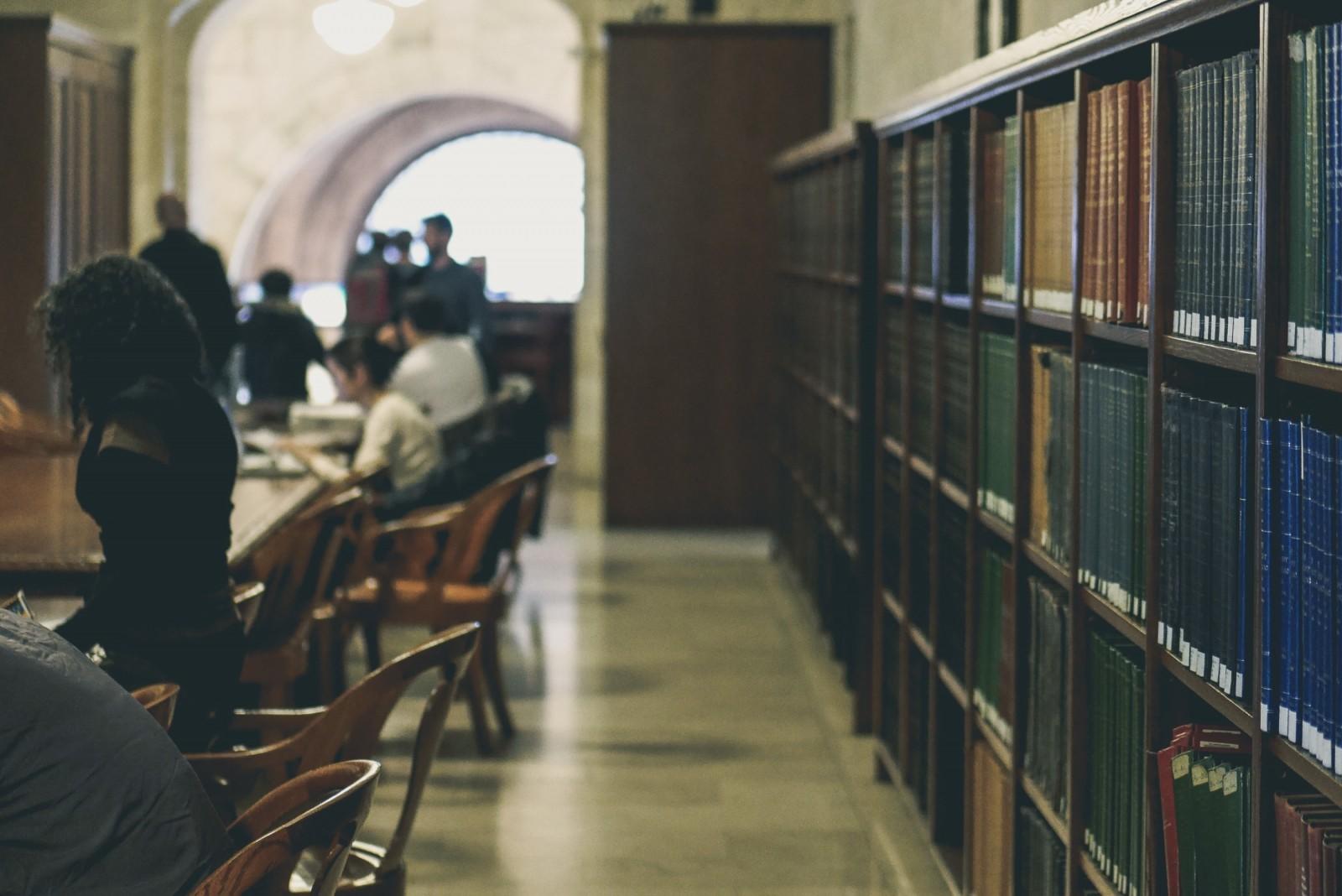 Warum nicht in die Bibliothek gehen, um zu lernen?