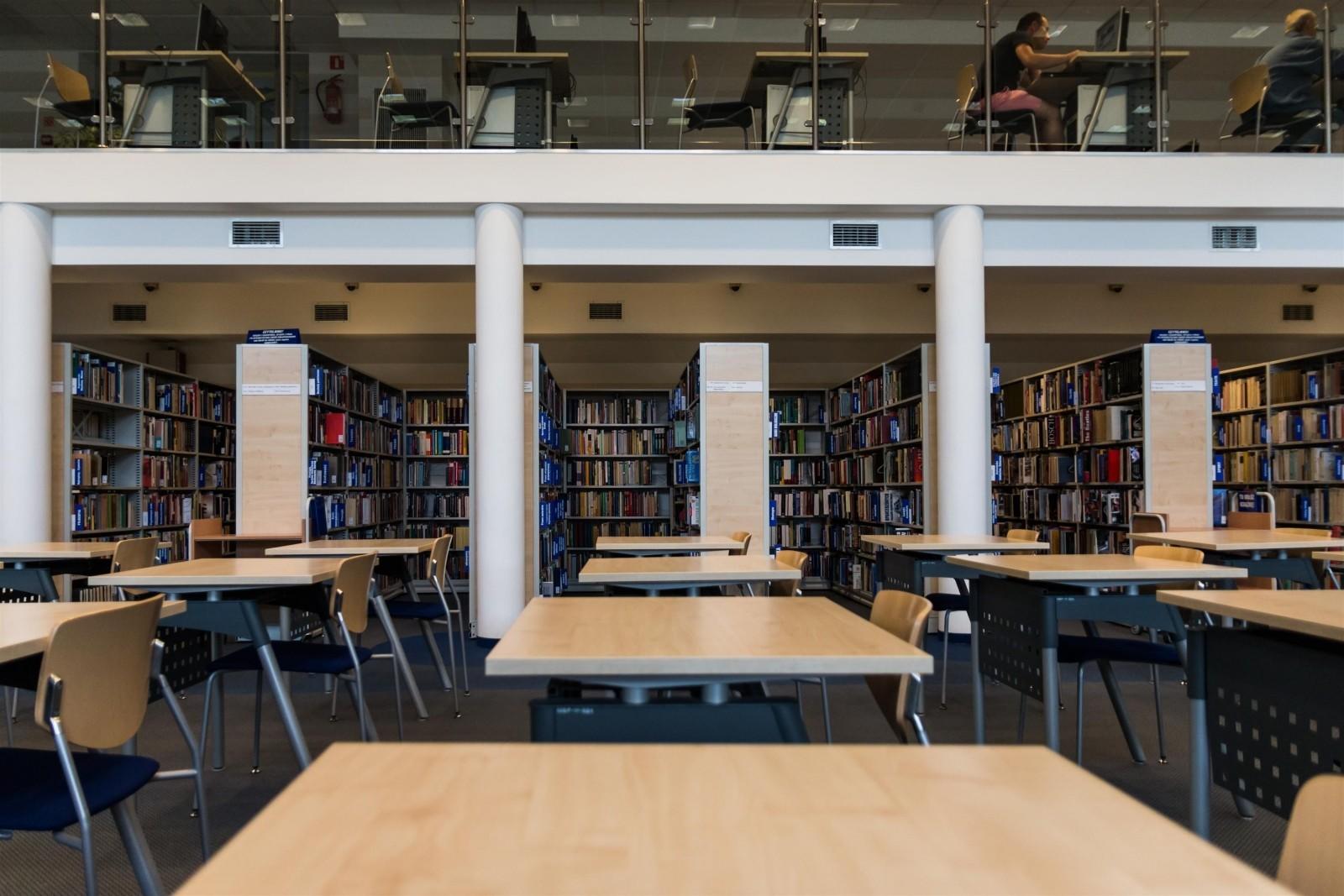 Das intellektuelle Wallen einer Bibliothek bringt beim Lernen viele Vorteile.