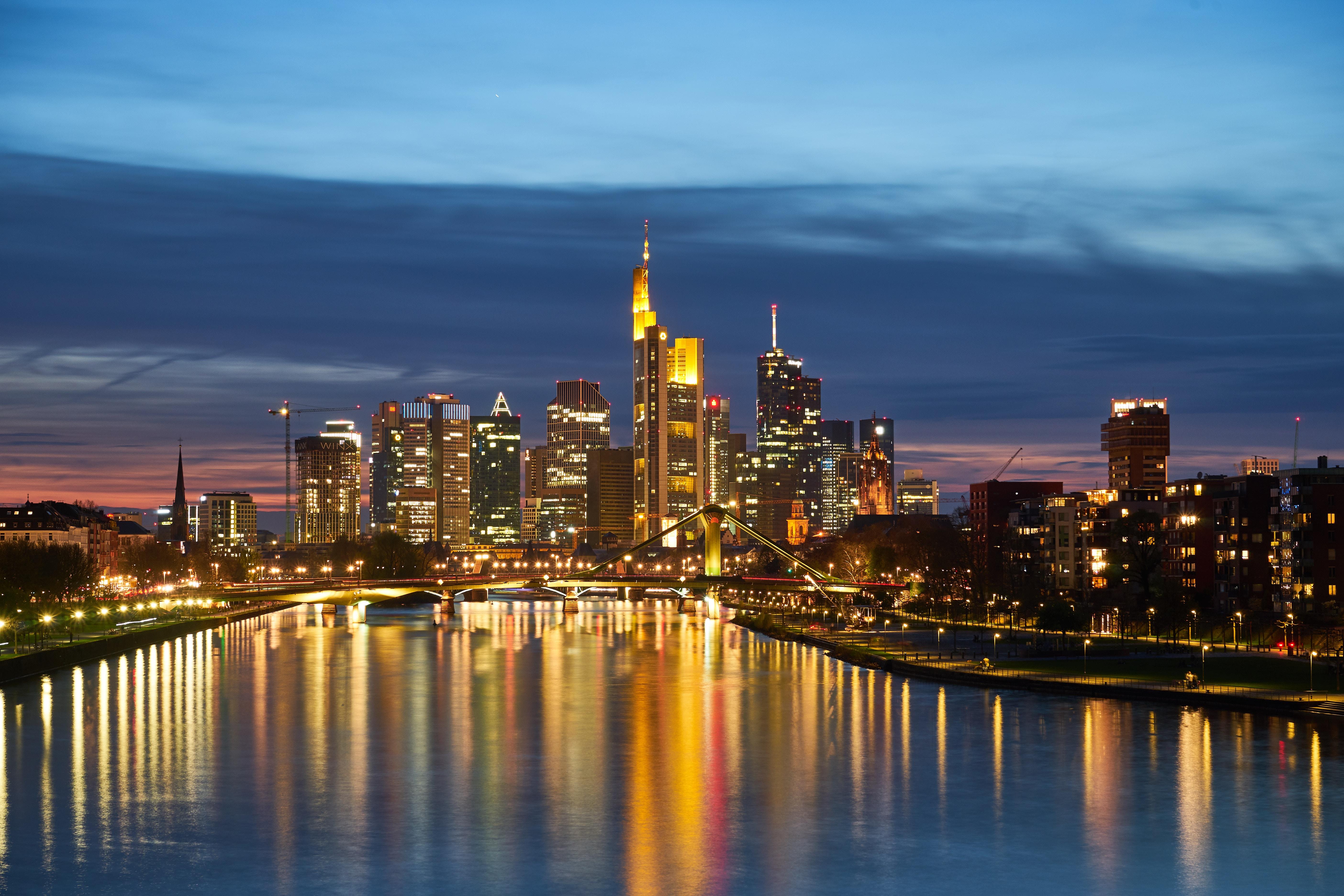 Die Deutschherrnbrücke in Frankfurt am Main bei Nacht.