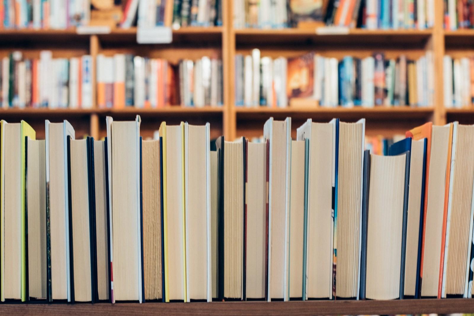 Tu was Gutes und gebe Flüchtlingen Privatunterricht in einer Bibliothek.